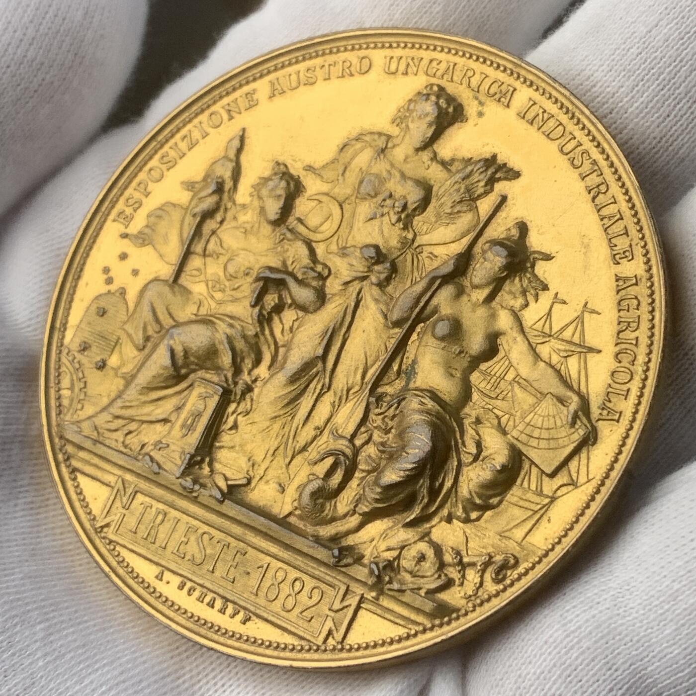 掌中浮雕-藏着的欧洲第039场 1882年奥地利工业与农业展览会镀金铜章 ， 61mm ，74.9g，雕刻大师安东.沙夫（A.Scharff）作品
