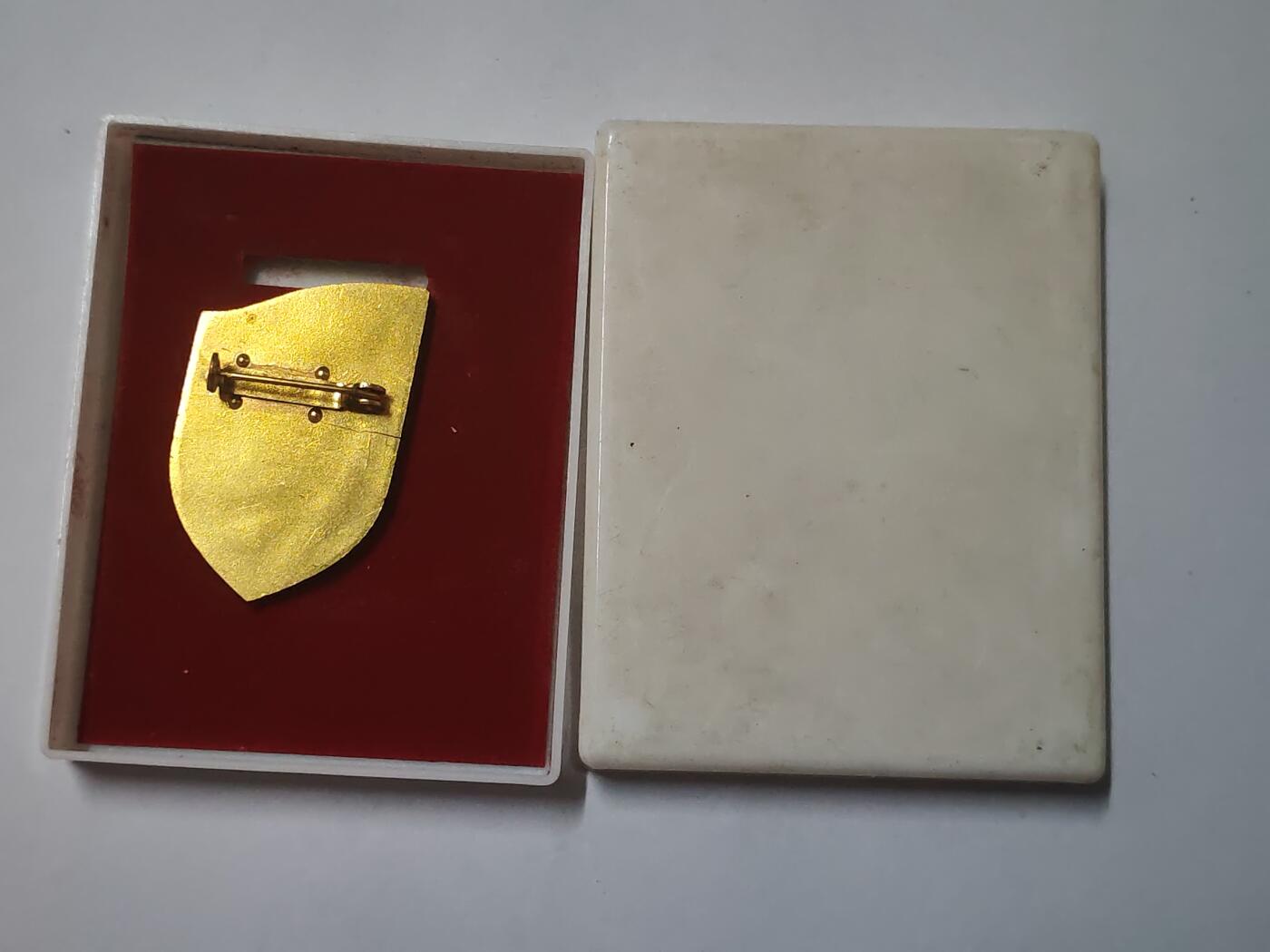 韵星假日拍卖第二十九期 -- Rimey Holidays Auction 29 民主德国史塔西三十周年证章 带原盒