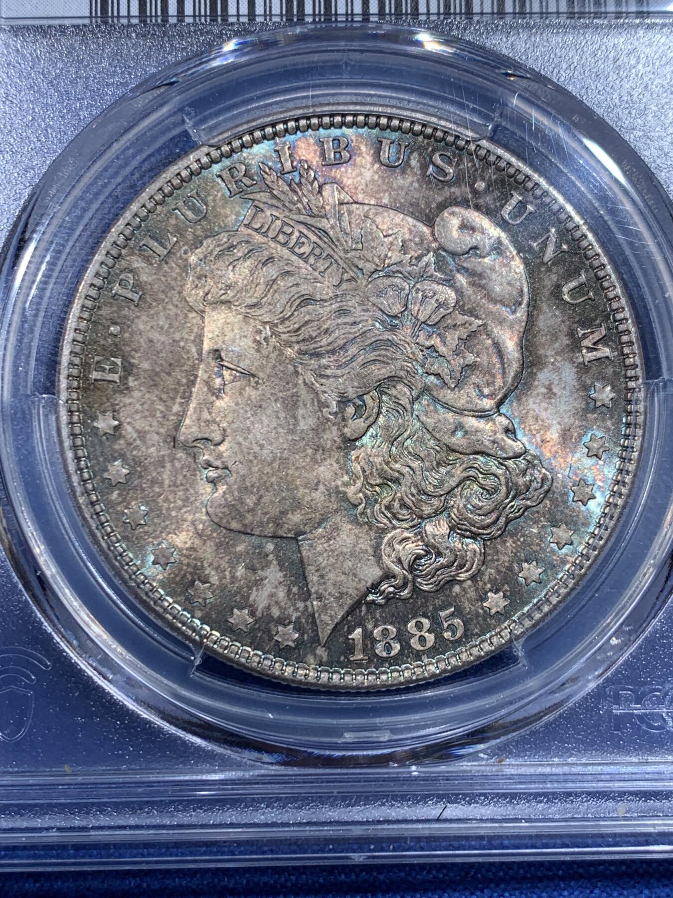 《竞宝斋》第433场 周日，周一 2场连拍 （全场包邮） PCGS MS65 美国1885年摩根银币P版，原汁原味双面五彩老包浆，包浆醇厚润泽又犀利，打制深峻，转光强烈细节优秀，状态一流。