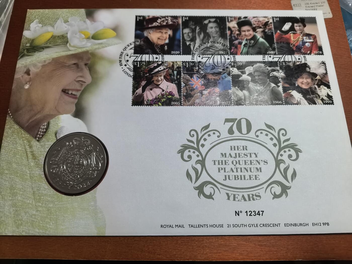 长老汇蛇年精选第六十八场拍卖 2022英国女王在位70周年邮币封首日封，含1枚5英镑同主题铜镍币，经典大窗帘骑马图，带皇家邮政原信套