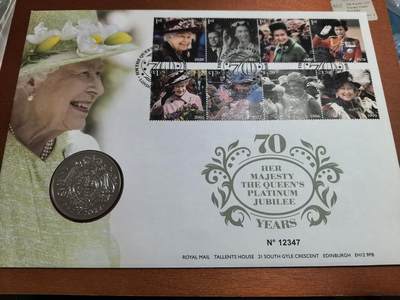 长老汇蛇年精选第六十八场拍卖 - 2022英国女王在位70周年邮币封首日封，含1枚5英镑同主题铜镍币，经典大窗帘骑马图，带皇家邮政原信套