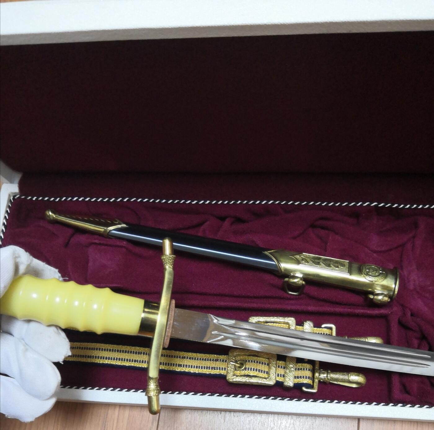 红色经典收藏拍卖专场第28期 保真东德司令佩剑  全套 未开刃 不含衣服