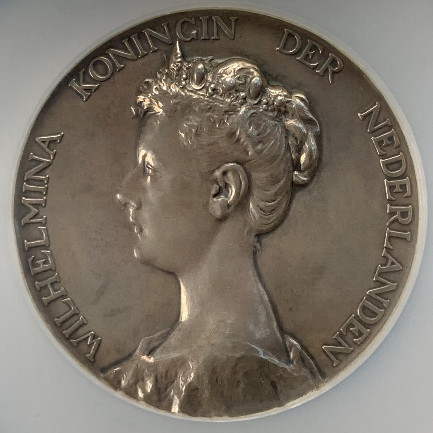 掌中浮雕-藏着的欧洲第039场 NGC MS61 : 1898年荷兰女王威廉敏娜登基加冕纪念大银章，60mm，银章制作量仅482枚，精美且少见的大银章（NGC评级盒子有磕碰，如图，但并不影响盒子的密封性）
