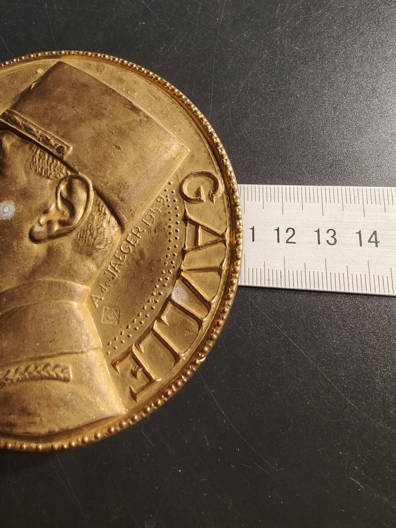 老王徽章第159期 法国夏尔戴高乐将军镀金大铜章     巨大尺寸    直径10.8cm.    重量757.5g.    高浮雕