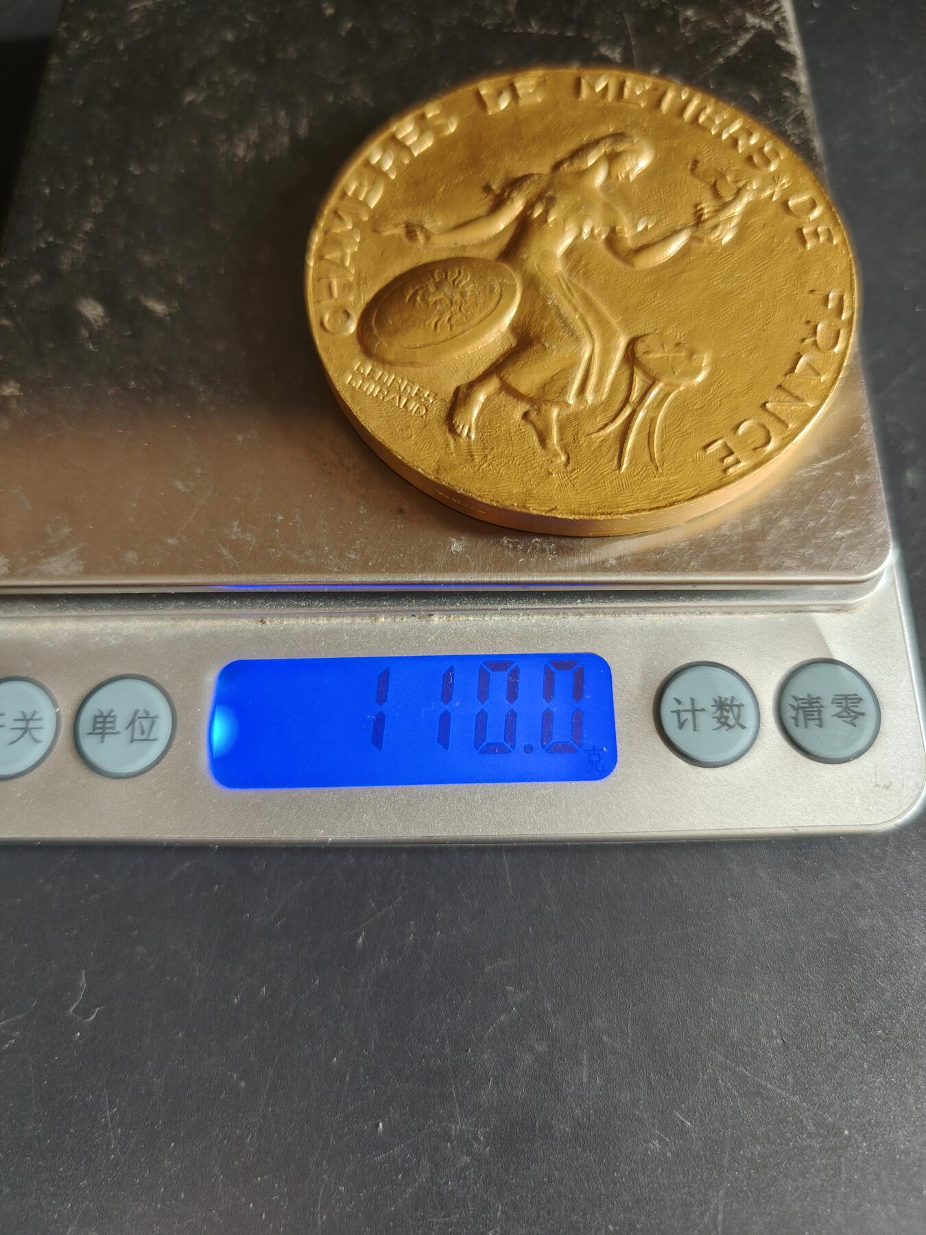 老王徽章第159期  法国手工业商会镀金大铜章     直径58mm.   重量110g