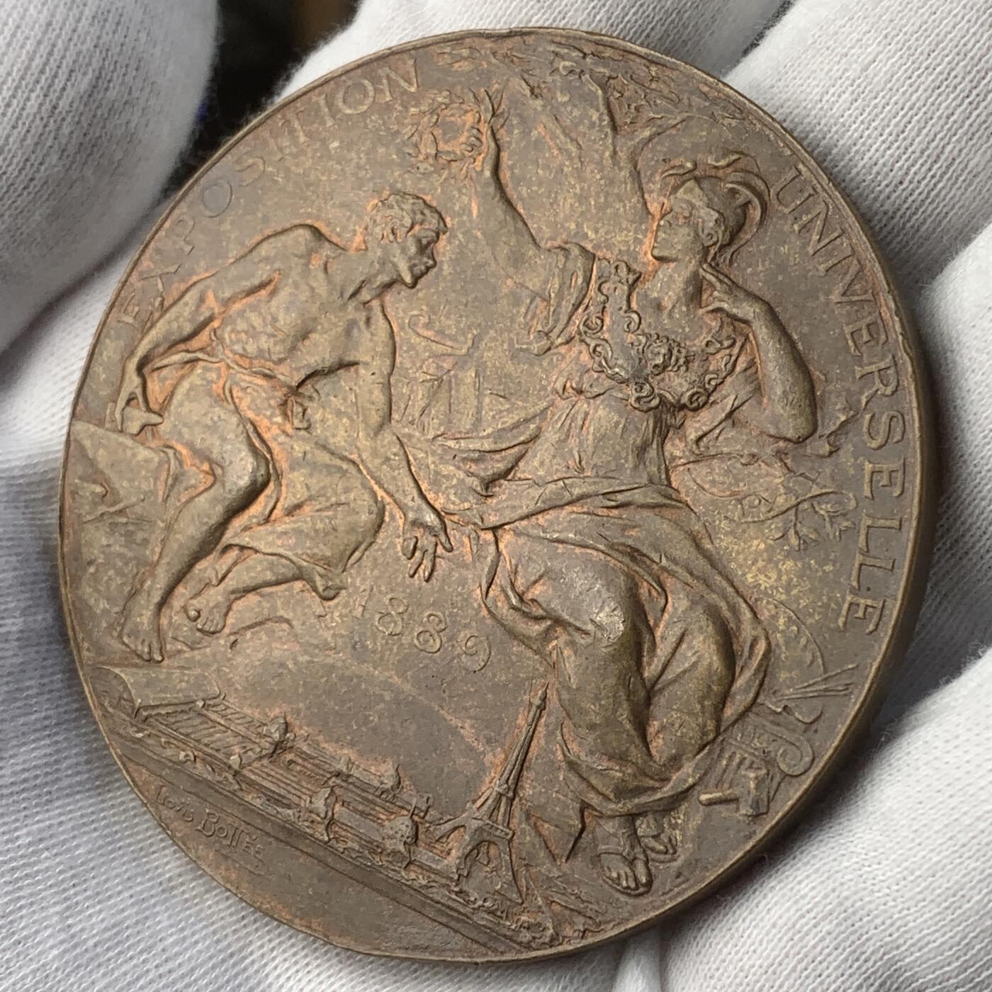 掌中浮雕-藏着的欧洲第039场 1889年法国巴黎世博会铜章，63mm，实发阴刻奖牌少见，雕刻家路易.博泰（L.Bottee）作品