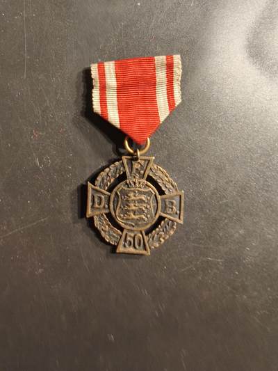 老王徽章第159期 - 丹麦服役十字奖章    826银镀金    7.2g. 