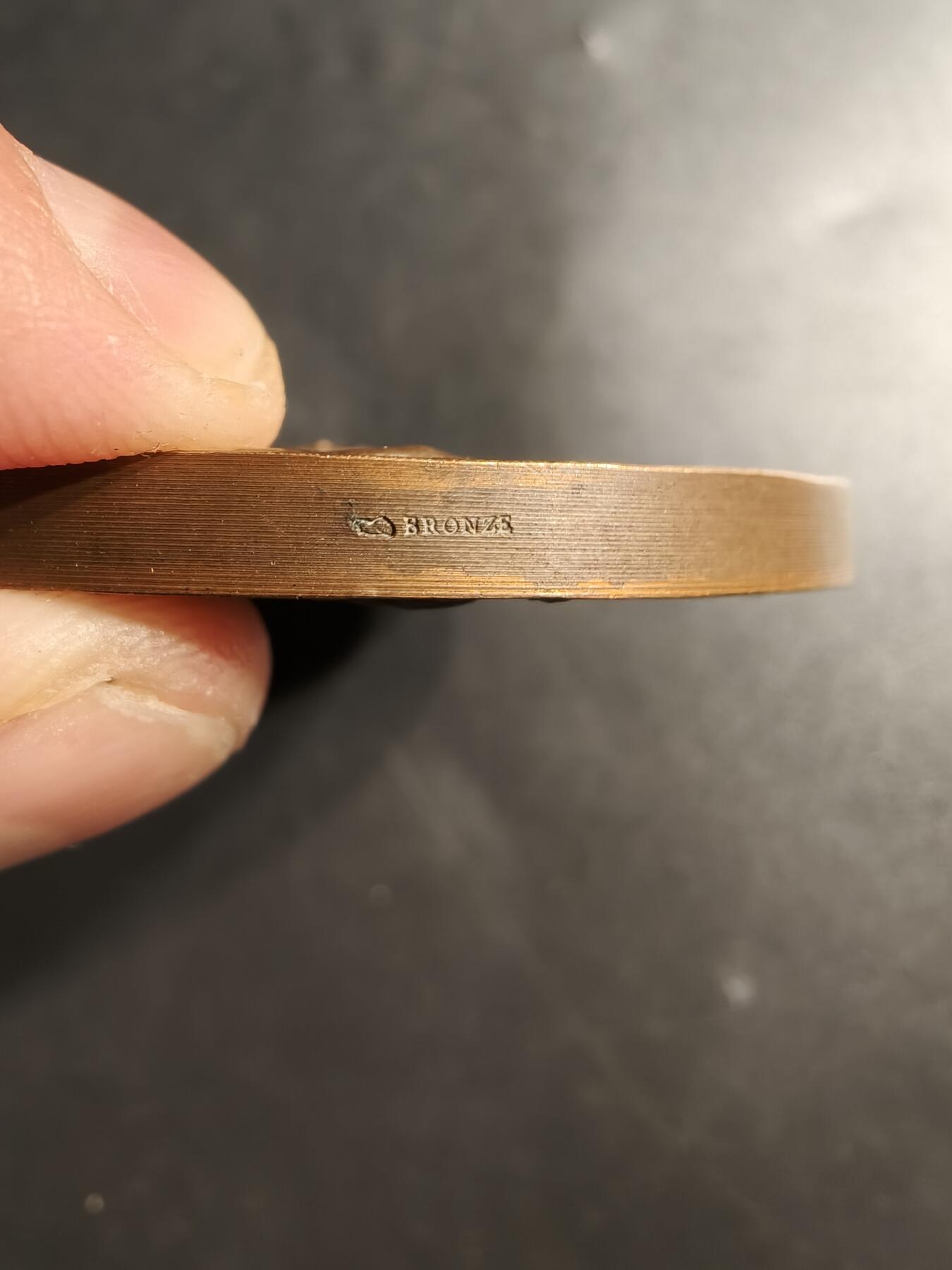 老王徽章第159期 法国圣迪耶工商会大铜章    直径66mm.    重量160g