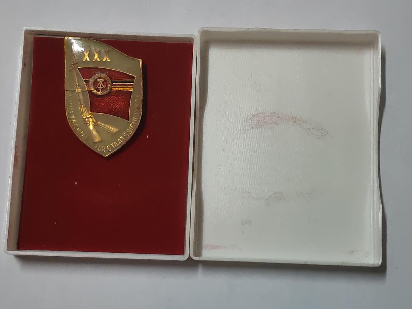 韵星假日拍卖第二十九期 -- Rimey Holidays Auction 29 民主德国史塔西三十周年证章 带原盒