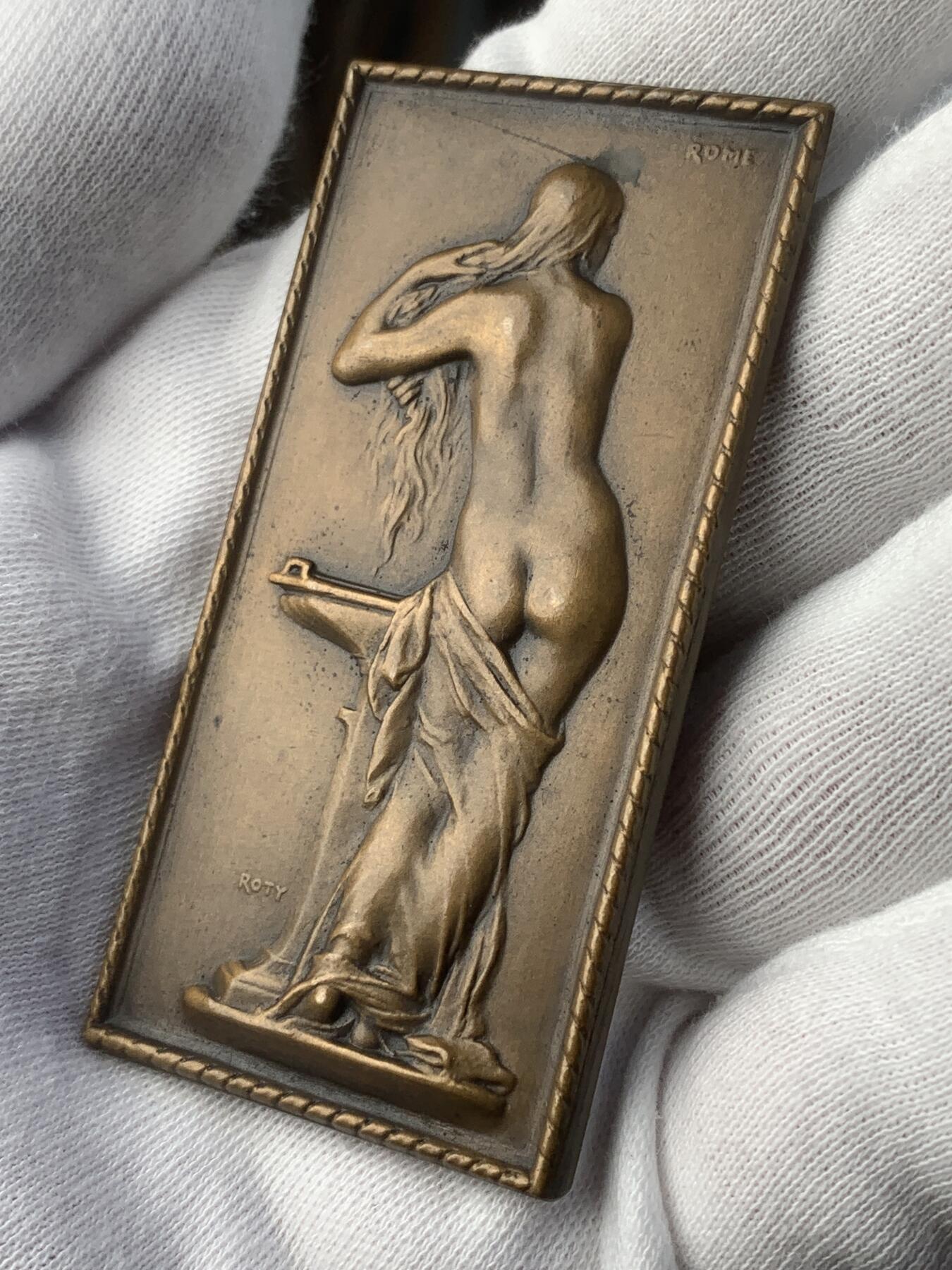 掌中浮雕-藏着的欧洲第039场 SAMF系列作品4号《盥洗室》，68×34mm，1900年发行，铜章发行量171枚 ,章牌艺术大师奥斯卡·罗蒂作品