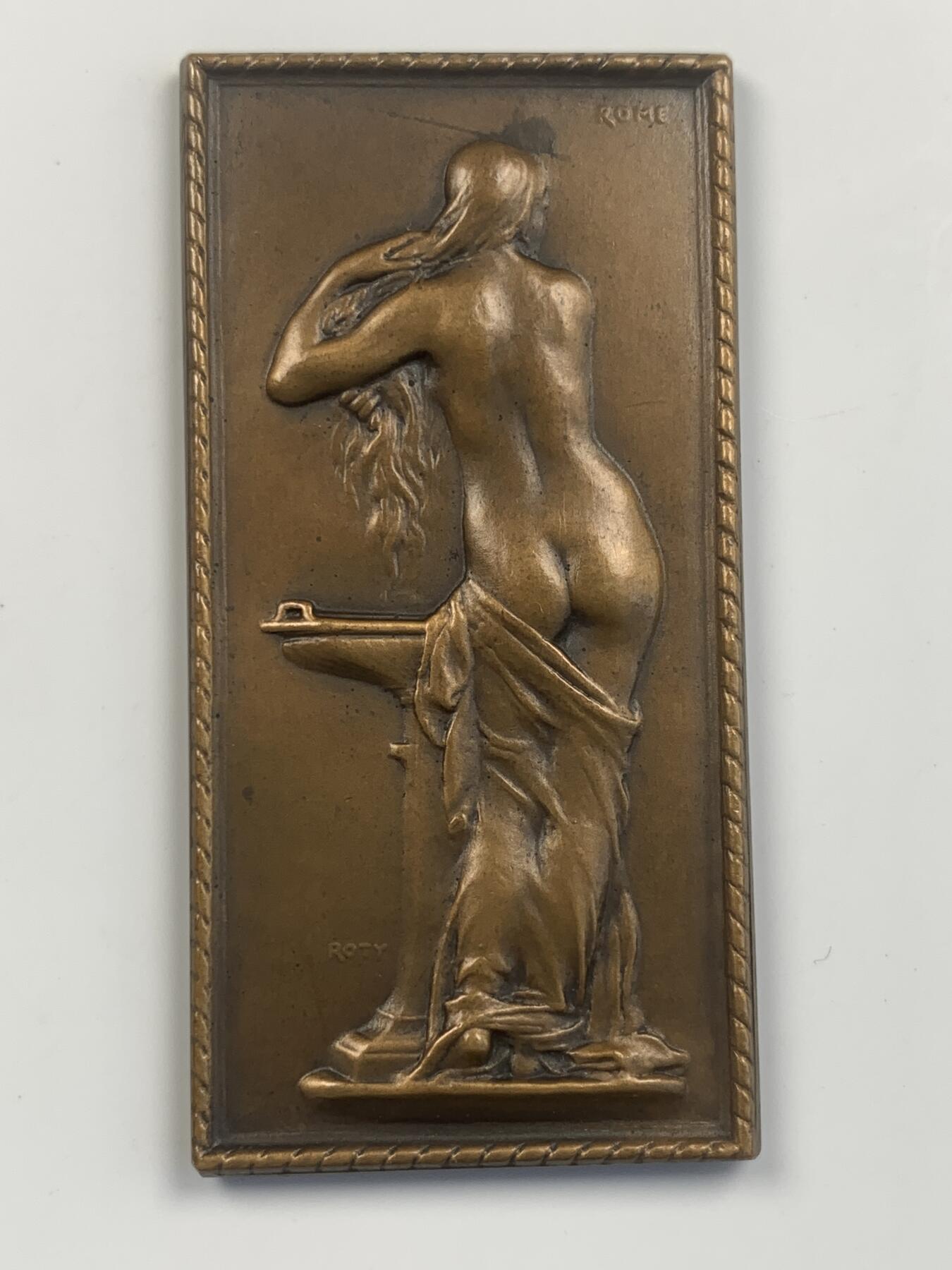 掌中浮雕-藏着的欧洲第039场 SAMF系列作品4号《盥洗室》，68×34mm，1900年发行，铜章发行量171枚 ,章牌艺术大师奥斯卡·罗蒂作品