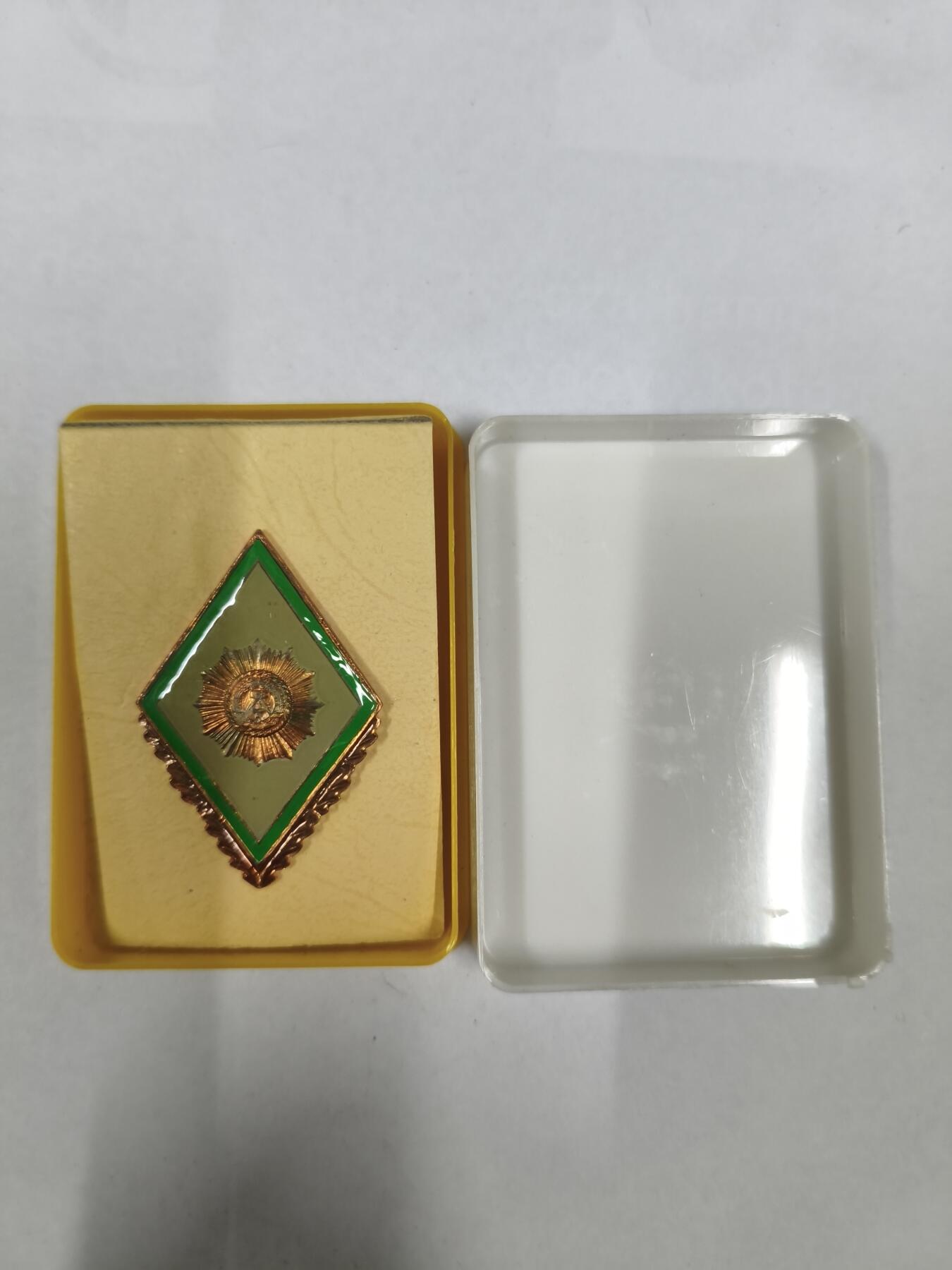 韵星假日拍卖第二十九期 -- Rimey Holidays Auction 29 民主德国内务部警察校徽 带原盒