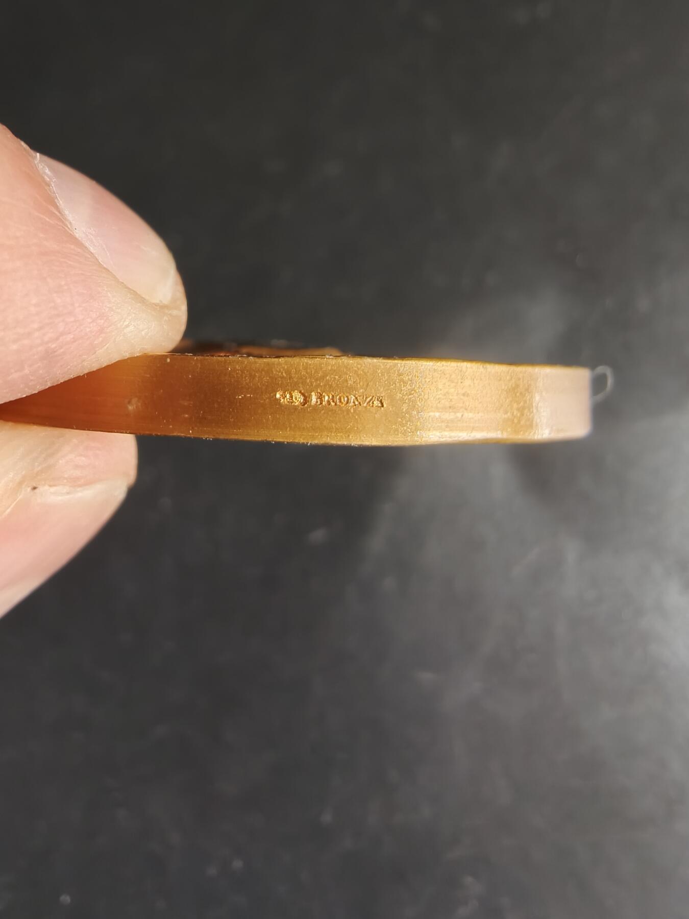 老王徽章第159期  法国手工业商会镀金大铜章     直径58mm.   重量110g