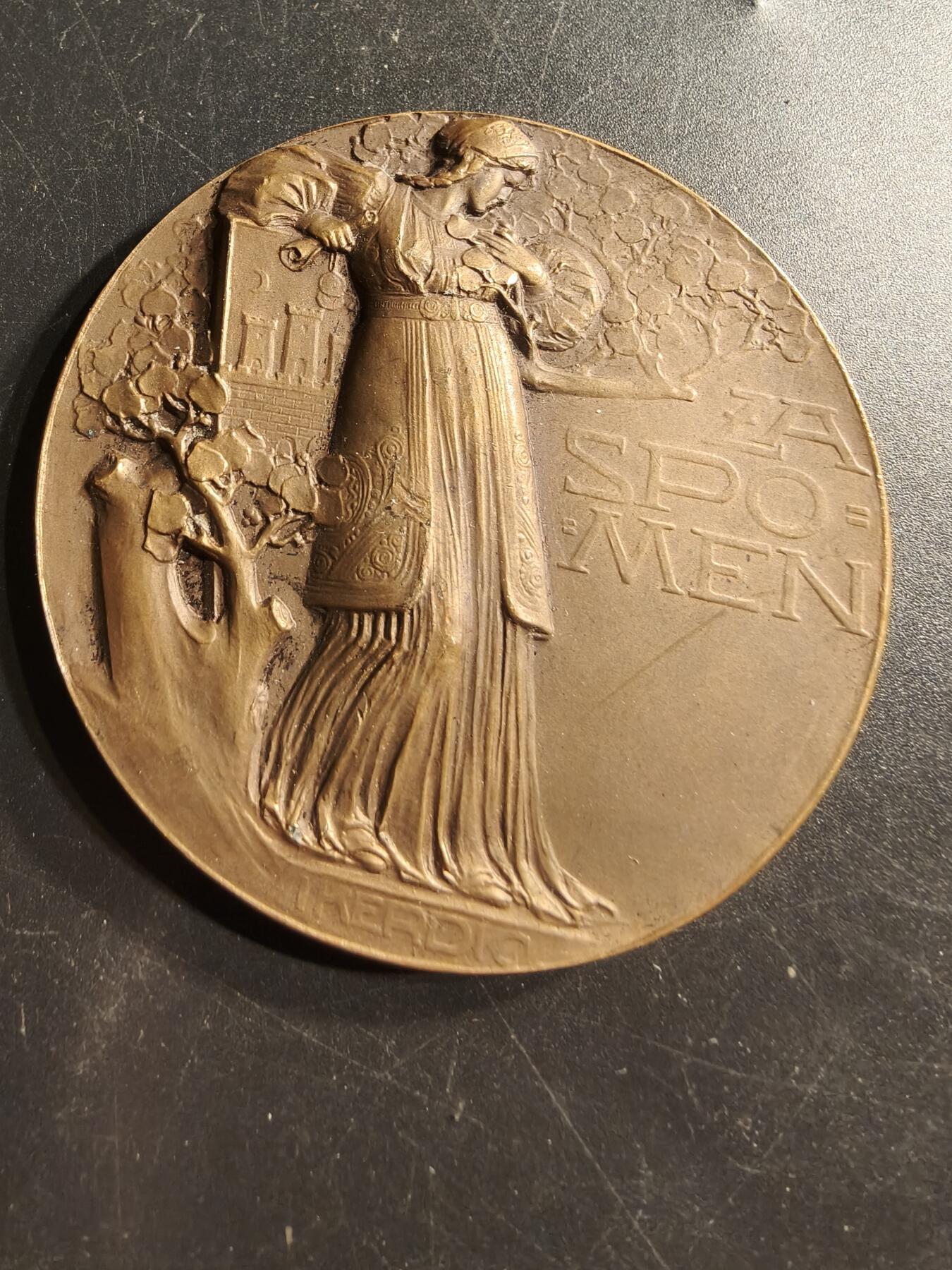 老王徽章第159期 克罗地亚新艺术风格大铜章     1912自由王室之都萨格勒布     直径60mm.    重量84.6g.      