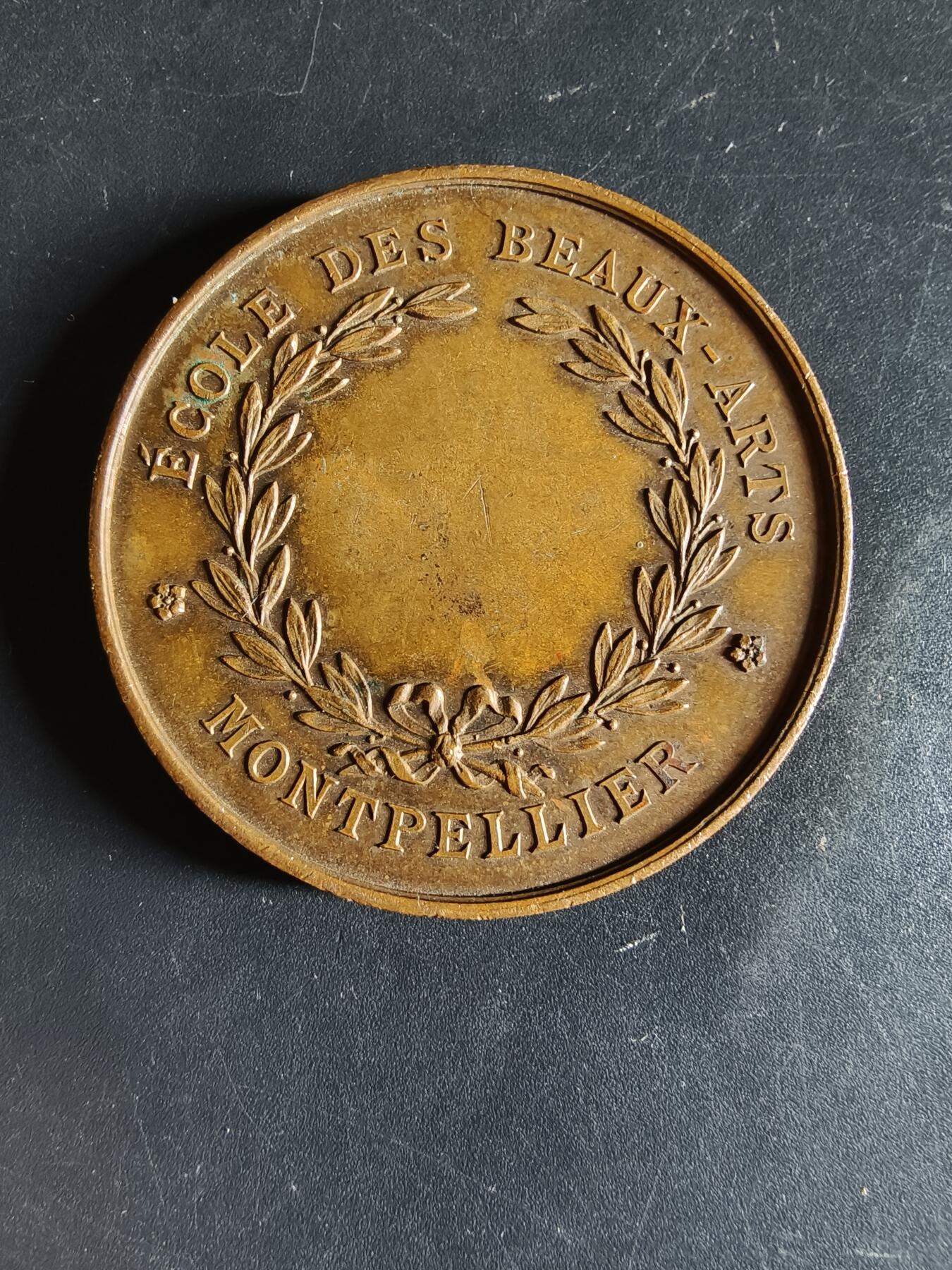 老王徽章第159期  法国蒙彼利埃国立高等美术学院大铜章     直径40mm.    重量34.8g