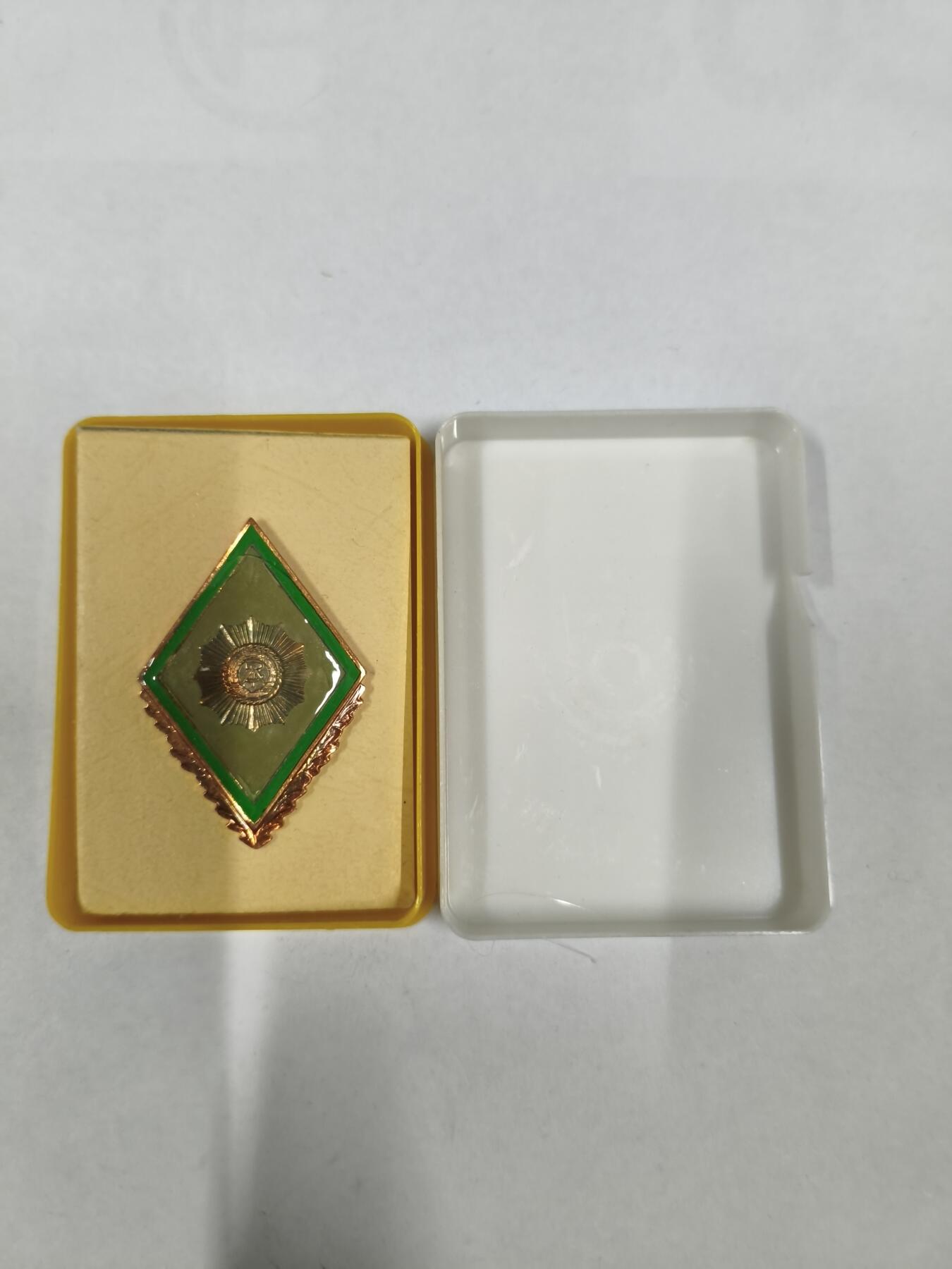韵星假日拍卖第二十九期 -- Rimey Holidays Auction 29 民主德国内务部警察校徽 带原盒