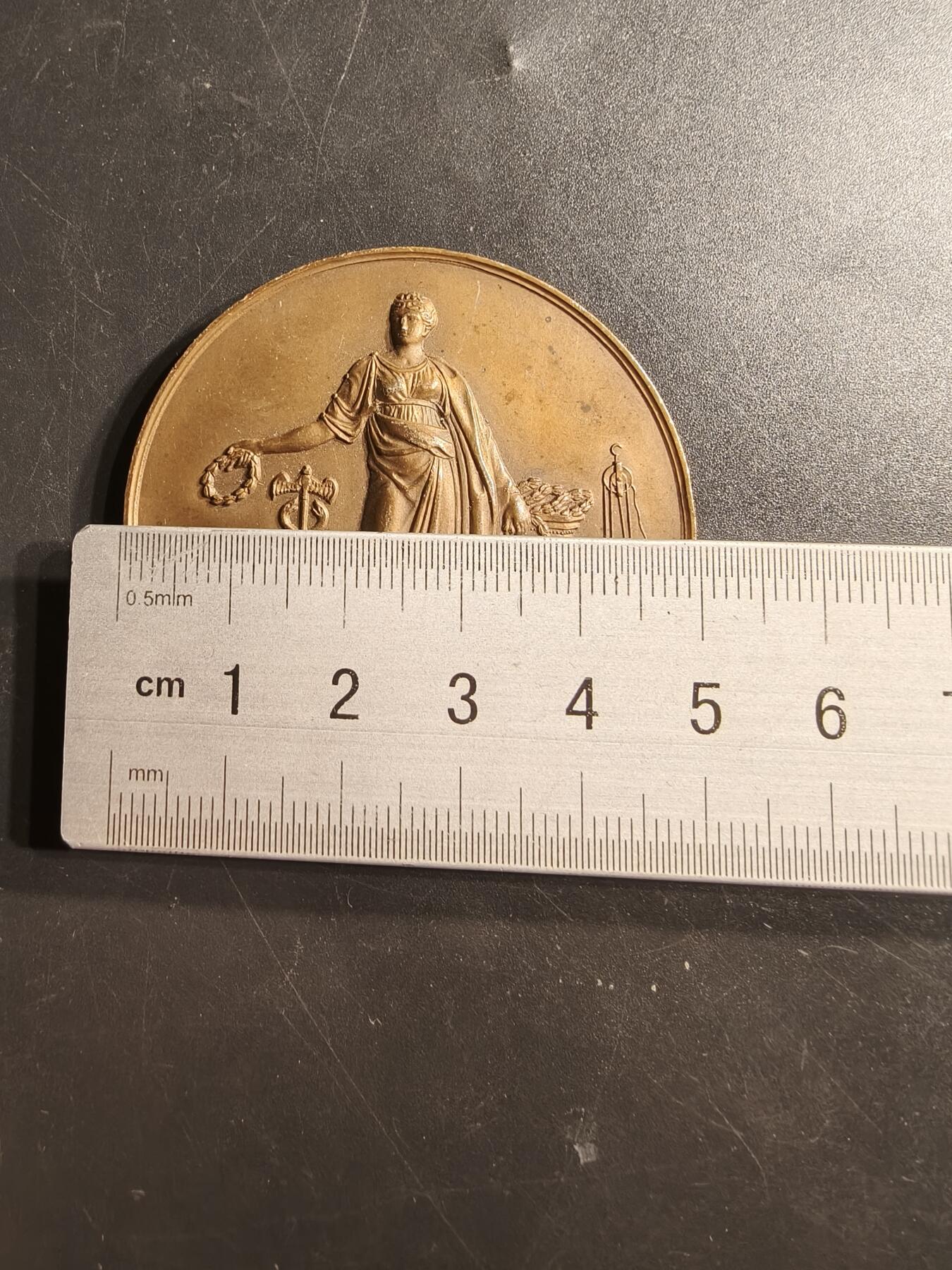 老王徽章第159期  法国国家工业促进协会大铜章     直径50mm.   重量57g