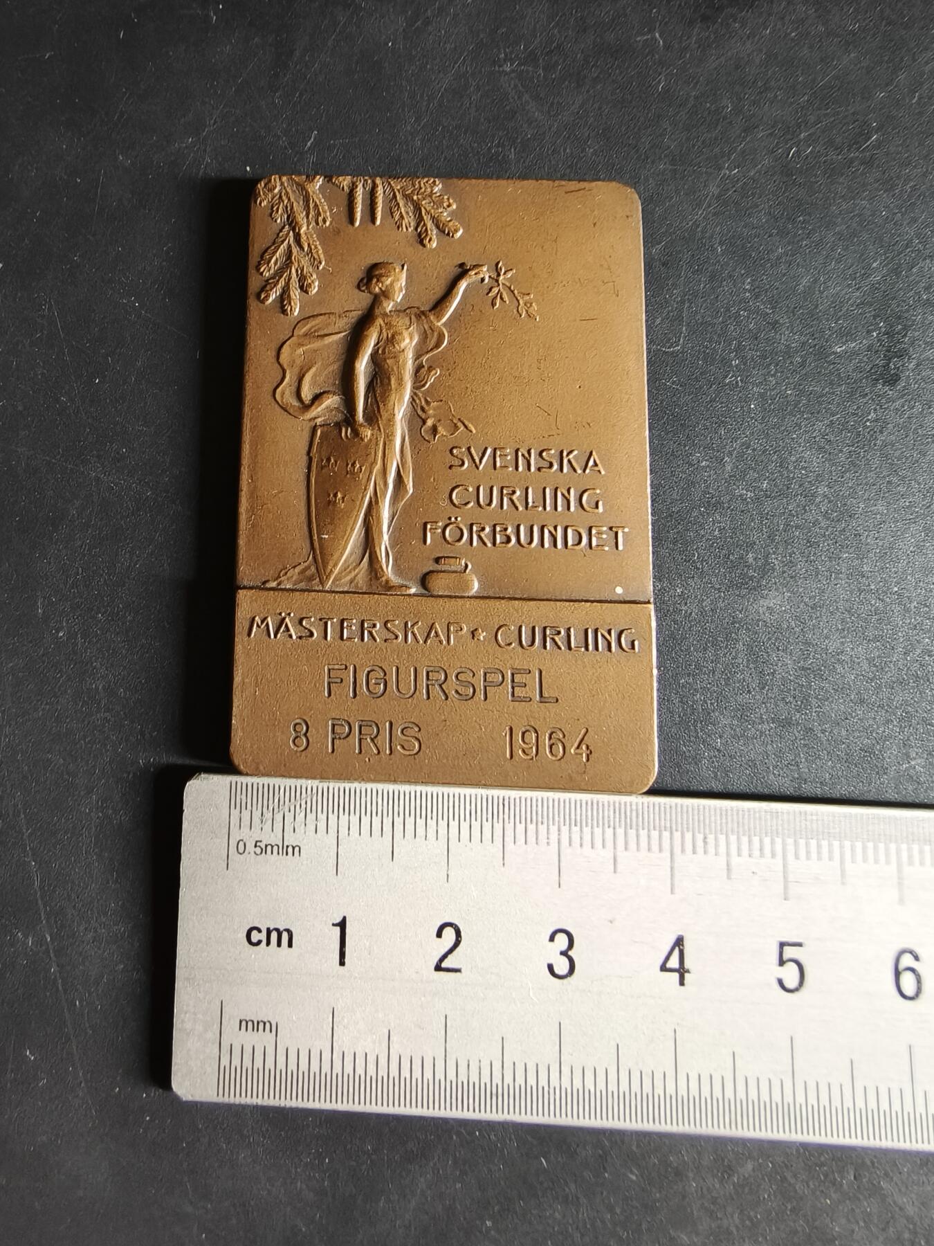 老王徽章第159期  瑞典1964 年冰壶联合会方形大铜章     尺寸56×36mm.    重量57.3g