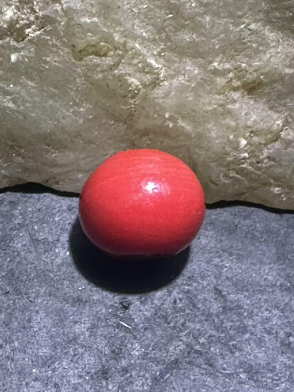 建国前后库存雪巴琉璃苹果珠一颗，。