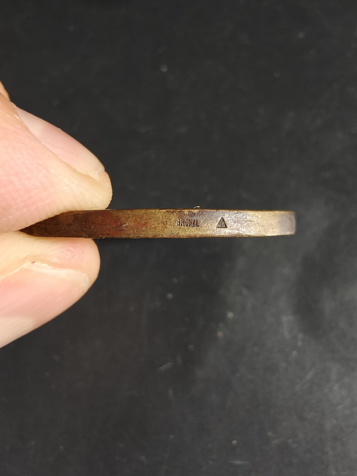 老王徽章第159期  法国埃菲尔铁塔大铜章     直径41mm.    重量28.9g