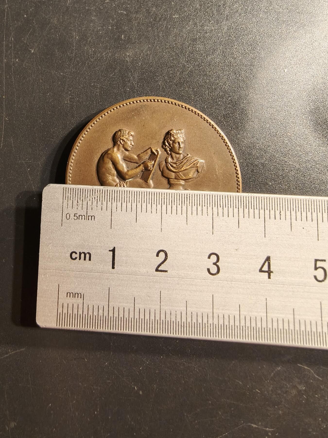 老王徽章第159期  法国1907年巴黎市应用美术与工业大铜章     直径36mm.   重量29.2g