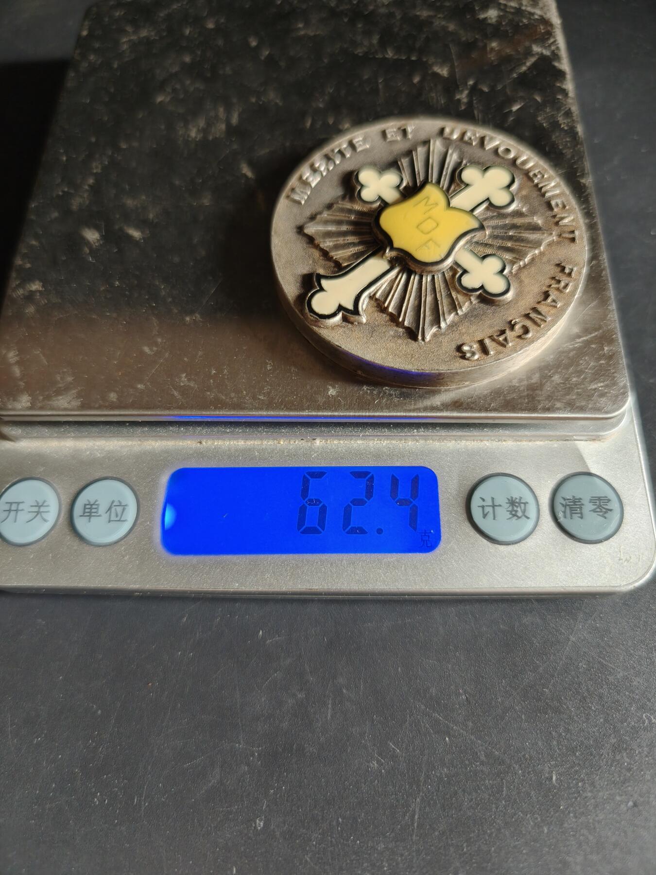 老王徽章第159期  法国功绩与奉献纪念章     直径48mm.   重量62.4g