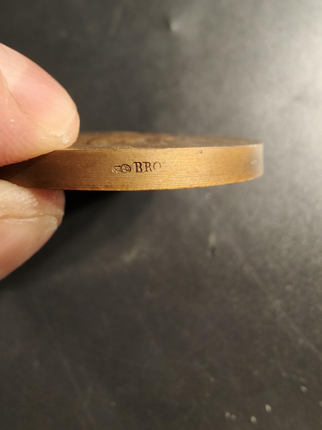 老王徽章第159期  法国乌比坎普市大铜章    直径50mm.   重量65.6g
