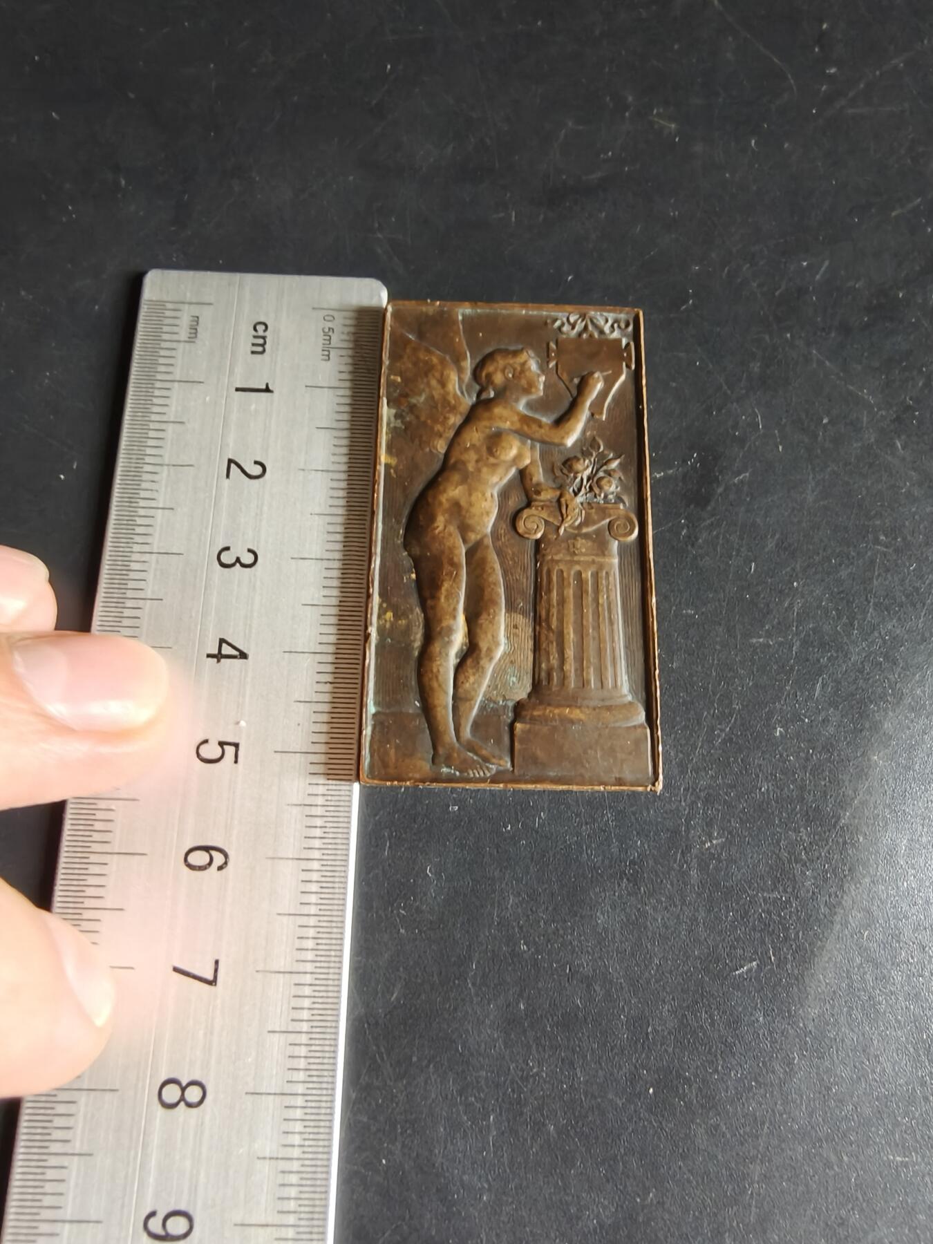 老王徽章第159期  法国天使方形大铜章    尺寸53×28mm.    重量31.6g