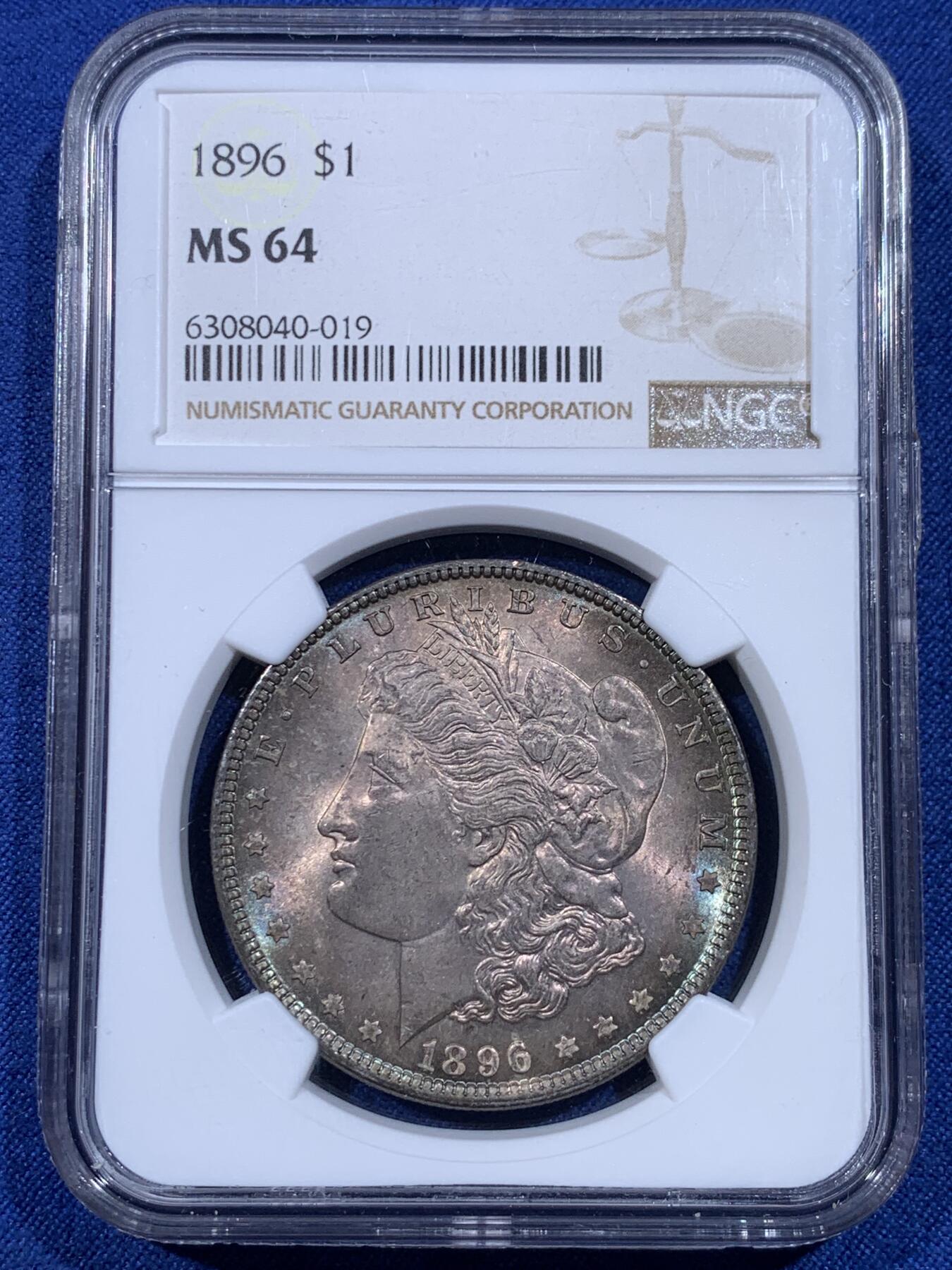 《竞宝斋》第433场 周日，周一 2场连拍 （全场包邮） NGC MS64 美国1896年摩根银币 女神面蓝紫满彩+蓝环彩 背面绿紫满彩 两面底光充沛 收藏级满彩摩根