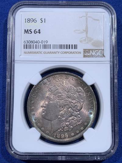 《竞宝斋》第433场 周日，周一 2场连拍 （全场包邮） - NGC MS64 美国1896年摩根银币 女神面蓝紫满彩+蓝环彩 背面绿紫满彩 两面底光充沛 收藏级满彩摩根