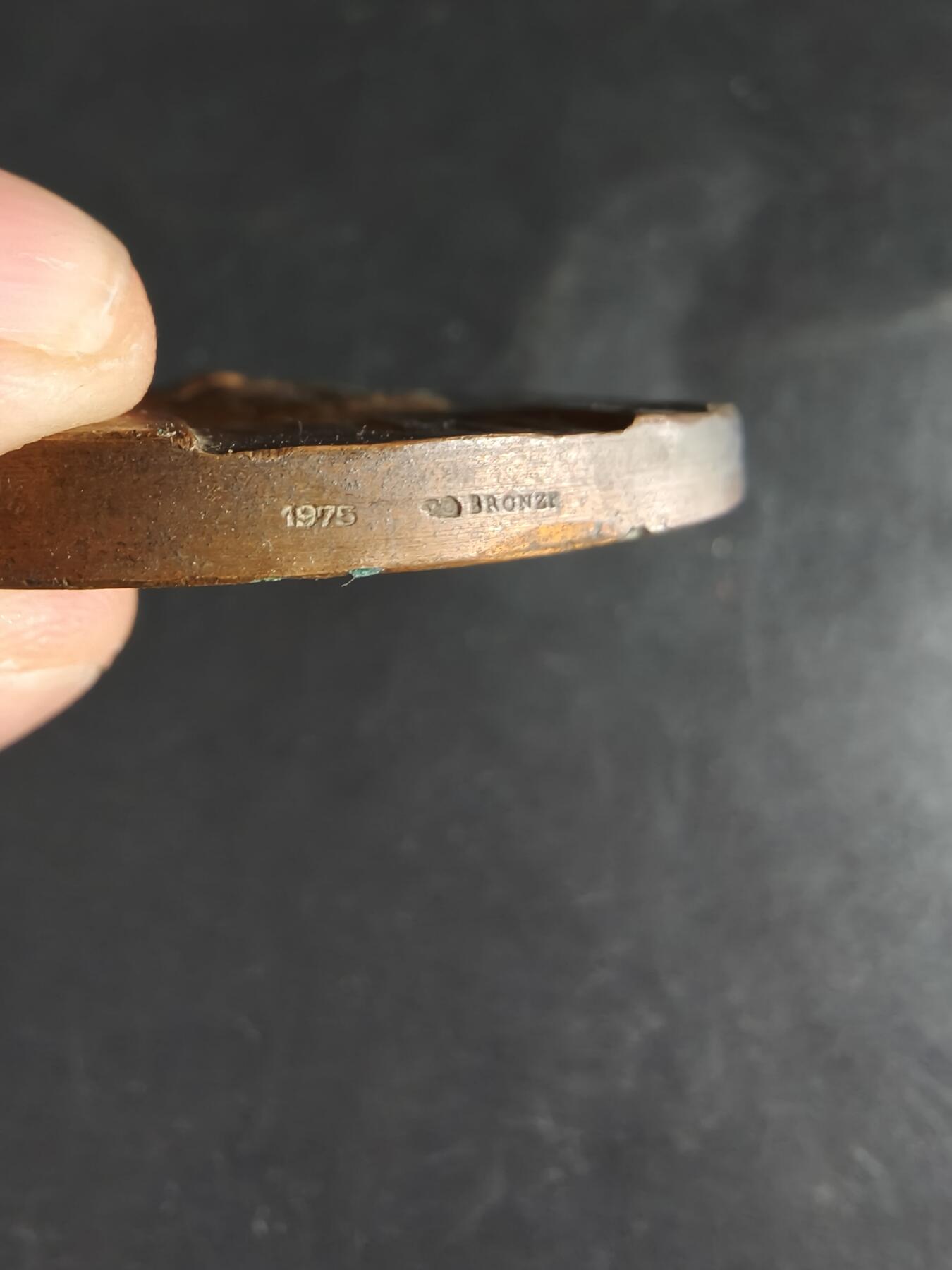 老王徽章第159期  法国天主教会圣彼得大铜章     直径56mm.    重量117.1g