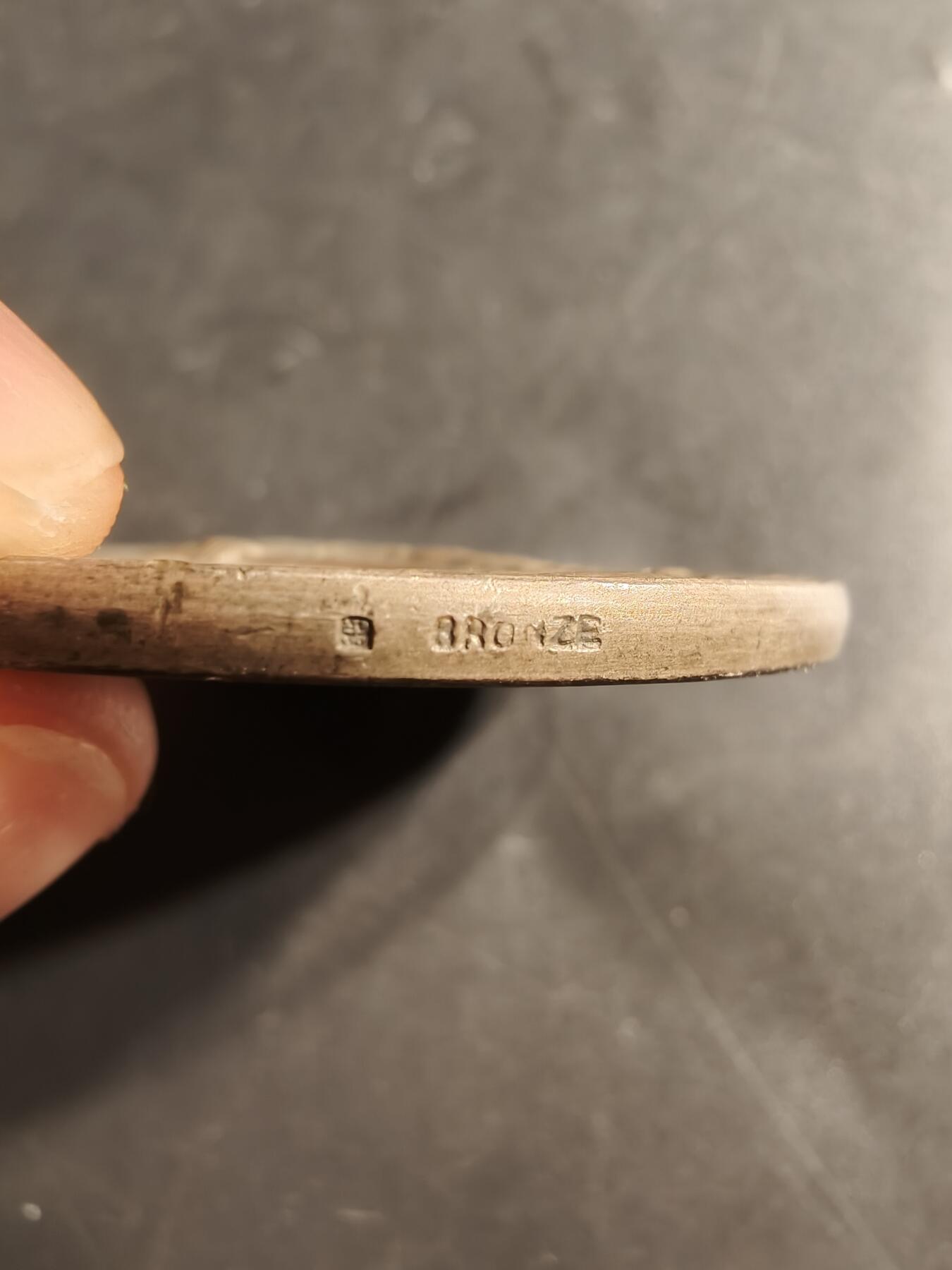 老王徽章第159期 法国击剑运动大铜章     直径50mm.    重量50.5g 