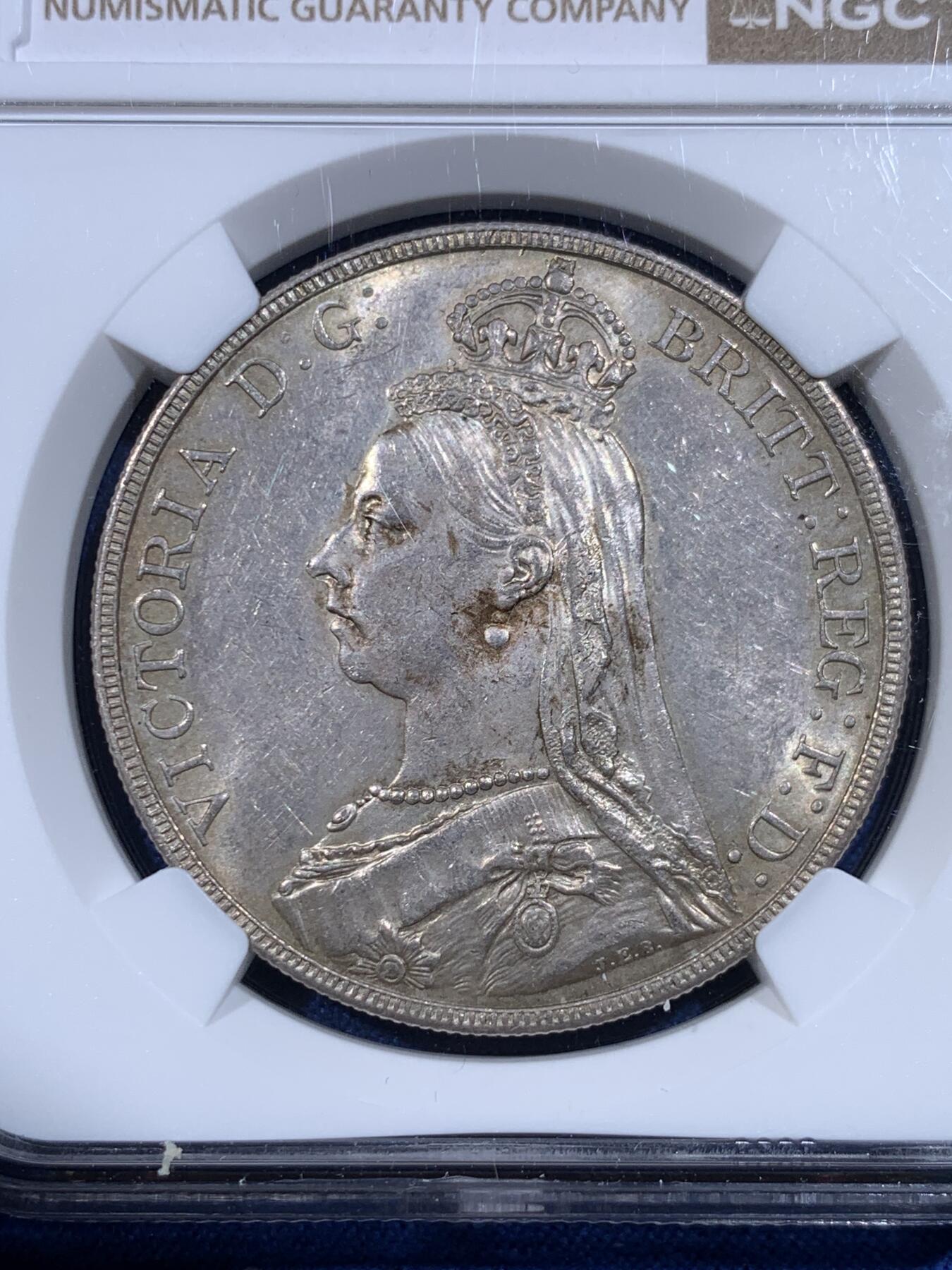 《竞宝斋》第433场 周日，周一 2场连拍 （全场包邮） NGC MS60 英国1887年维多利亚高冠马剑克朗，英国钱币名家Thorbum旧藏，双面带光，整体不错，适合自藏。