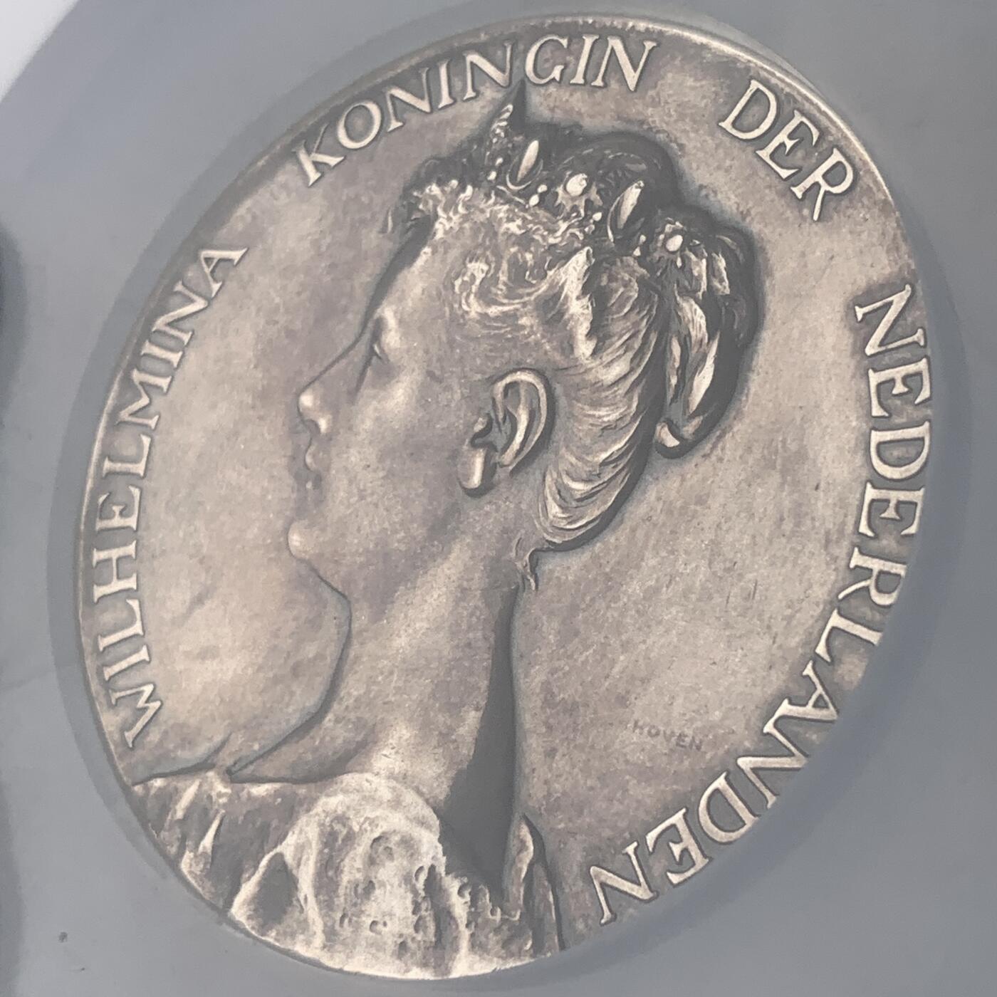 掌中浮雕-藏着的欧洲第039场 NGC MS61 : 1898年荷兰女王威廉敏娜登基加冕纪念大银章，60mm，银章制作量仅482枚，精美且少见的大银章（NGC评级盒子有磕碰，如图，但并不影响盒子的密封性）