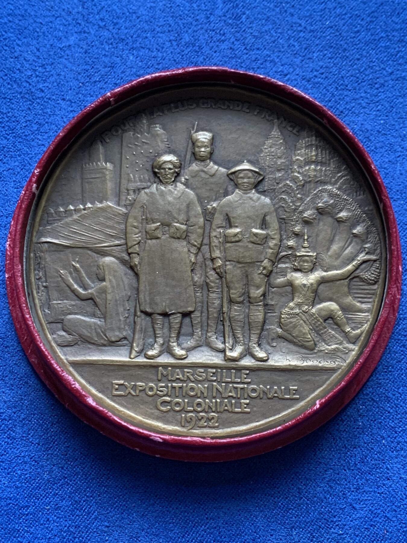 《竞宝斋》第433场 周日，周一 2场连拍 （全场包邮） 1922年法国殖民地博览会纪念大铜章 带盒 正面：名殖民地士兵（来自老挝、柬埔寨、摩洛哥等）与多元殖民场景  背面：马赛港景观与隆尚宫。114.15克 67.5mm 三角铜标