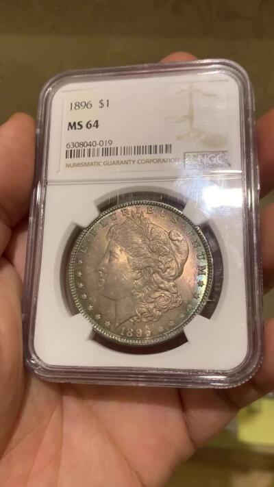 《竞宝斋》第433场 周日，周一 2场连拍 （全场包邮） NGC MS64 美国1896年摩根银币 女神面蓝紫满彩+蓝环彩 背面绿紫满彩 两面底光充沛 收藏级满彩摩根