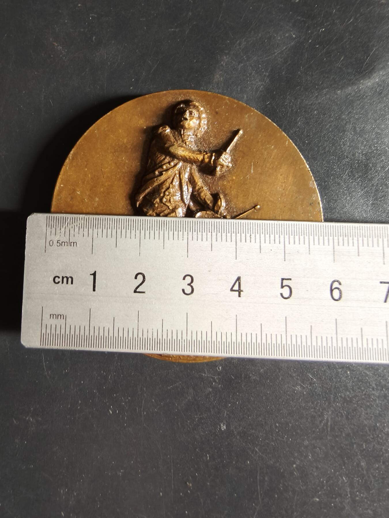 老王徽章第159期  法国普罗旺斯省卡德内市大铜章     直径58mm.    重量108.5g
