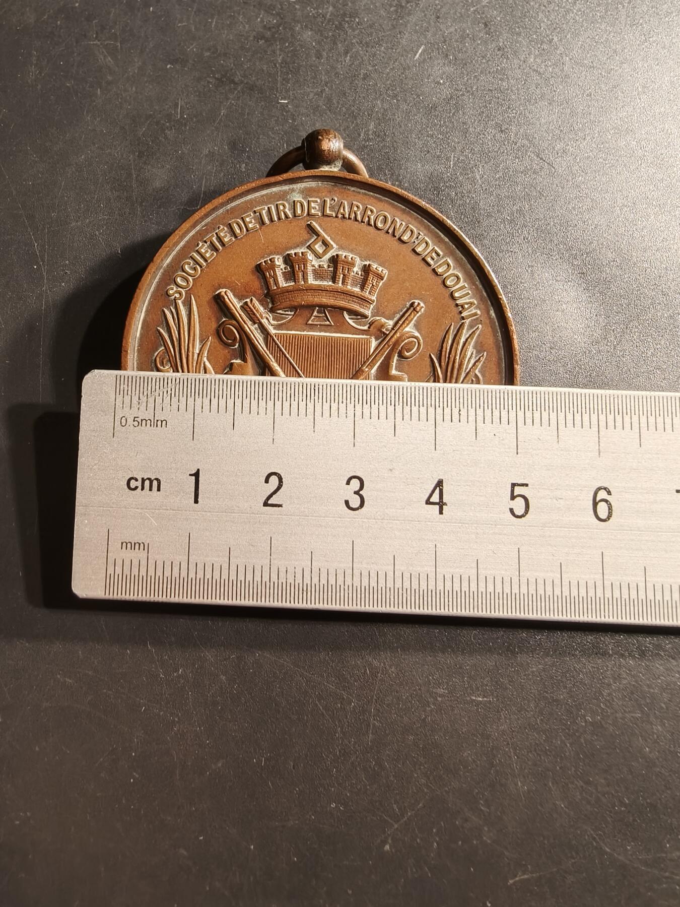 老王徽章第159期 法国杜埃区射击协会大尺寸铜奖章     直径50mm.    重量61.1g