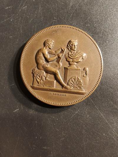 老王徽章第159期 -  法国1907年巴黎市应用美术与工业大铜章     直径36mm.   重量29.2g