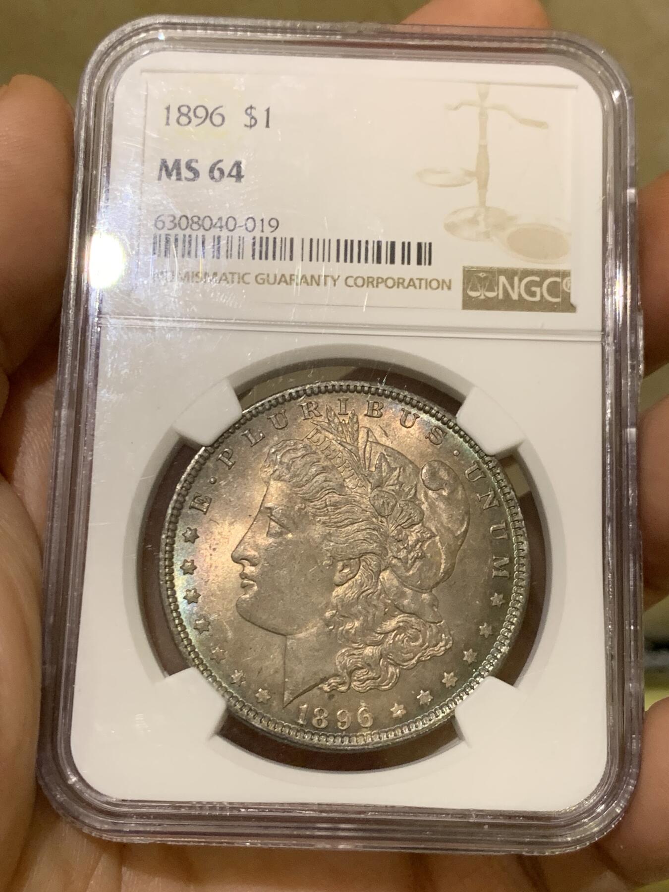 《竞宝斋》第433场 周日，周一 2场连拍 （全场包邮） NGC MS64 美国1896年摩根银币 女神面蓝紫满彩+蓝环彩 背面绿紫满彩 两面底光充沛 收藏级满彩摩根