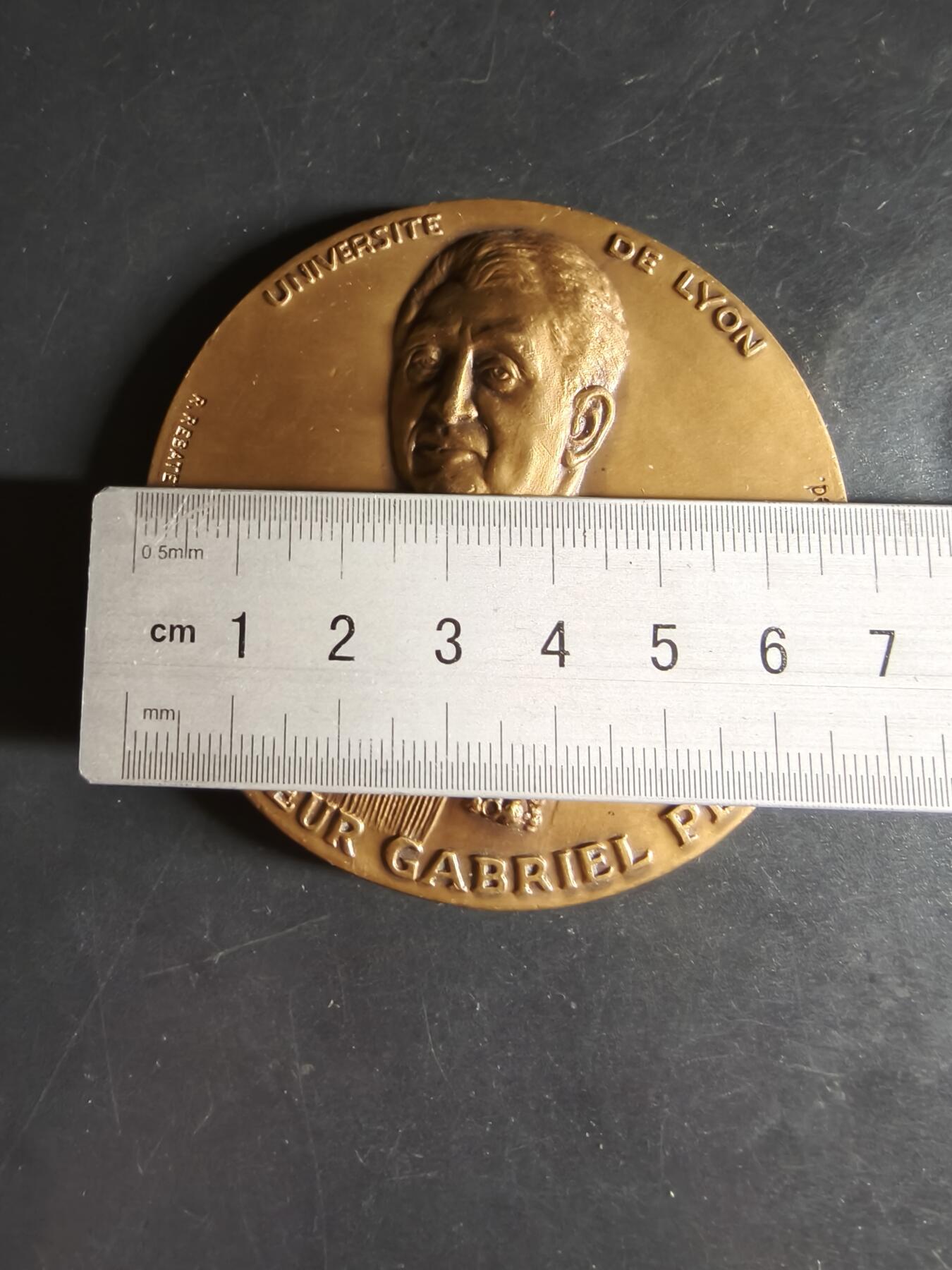 老王徽章第159期  法国里昂大学普通和比较生理学大铜章     直径68mm.    重量154.9g