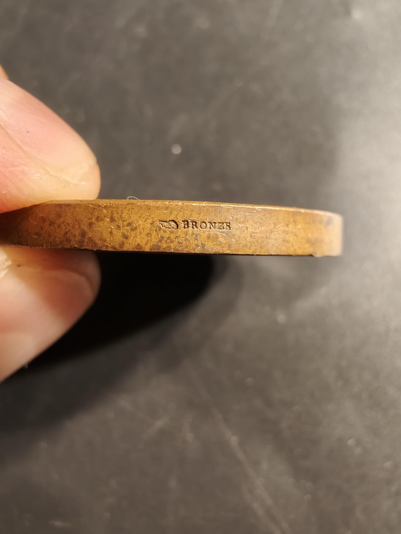 老王徽章第159期 法国里尔市大铜章     直径41mm.   重量40g