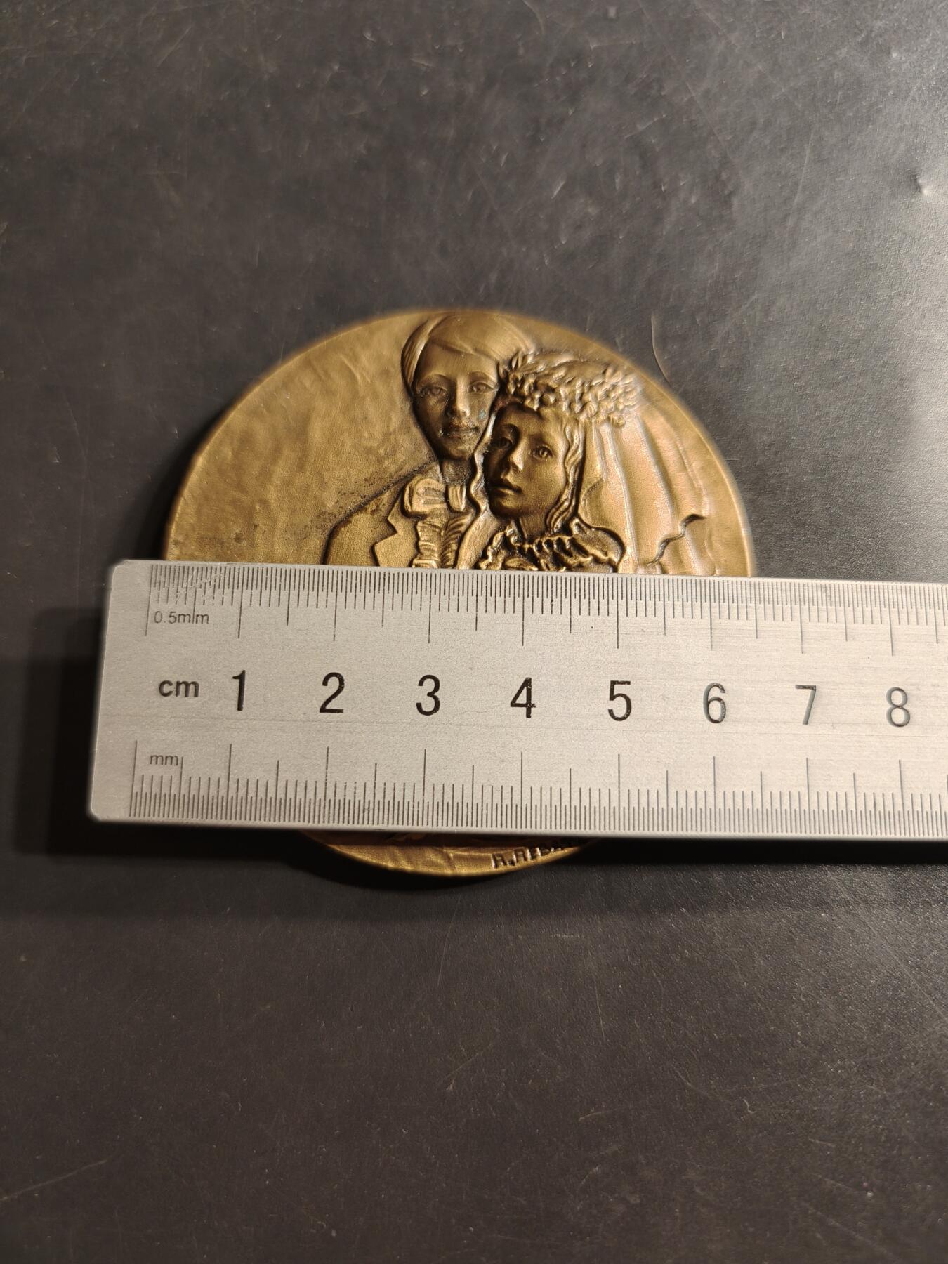 老王徽章第159期 法国滨海拉塞讷市婚姻大铜章     直径64mm.   重量128.3g