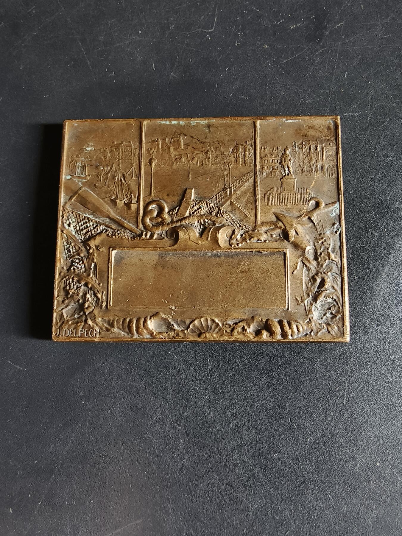 老王徽章第159期  法国迪耶普市方形大铜章     尺寸50×38mm.    重量53.4g