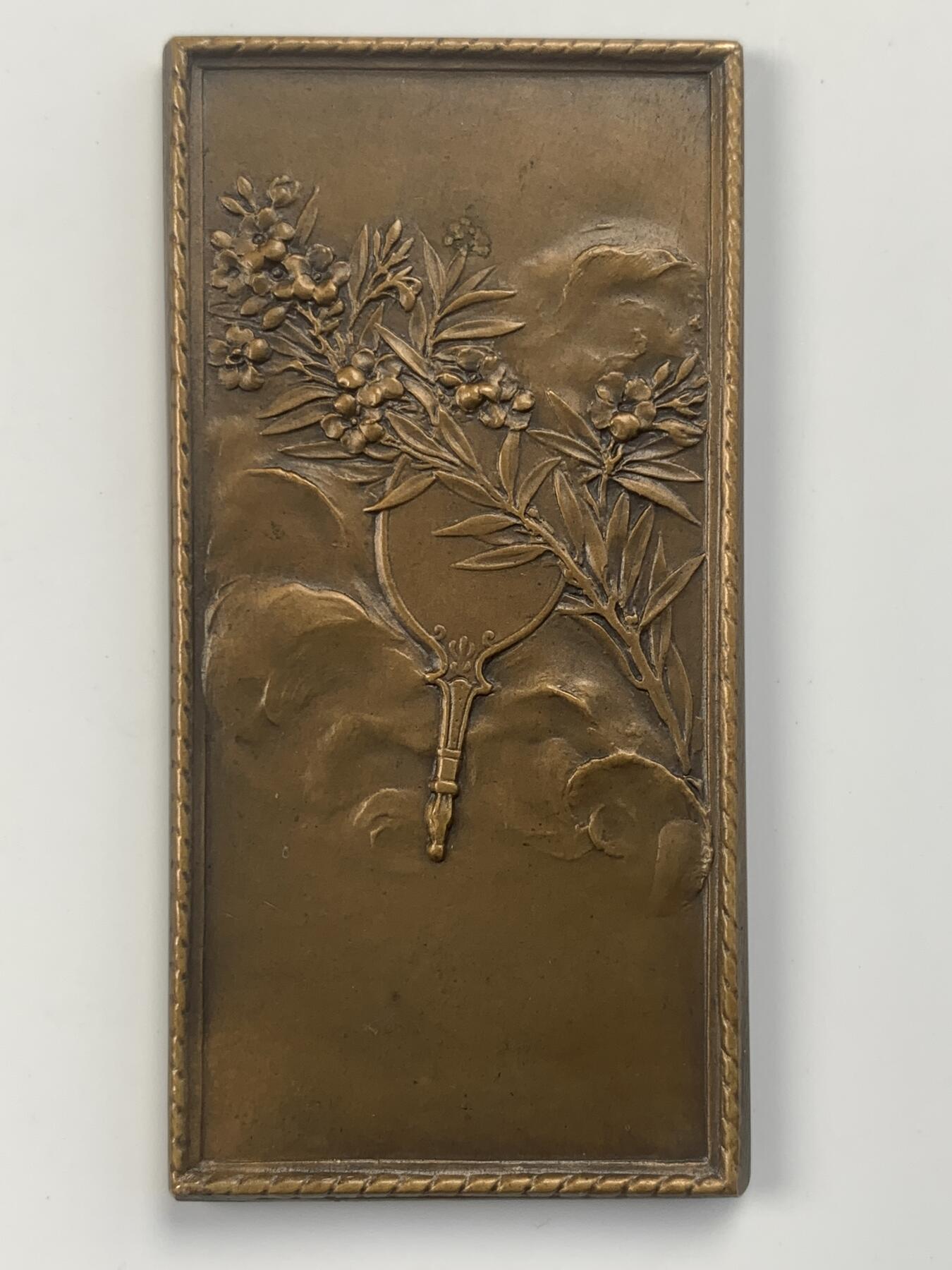 掌中浮雕-藏着的欧洲第039场 SAMF系列作品4号《盥洗室》，68×34mm，1900年发行，铜章发行量171枚 ,章牌艺术大师奥斯卡·罗蒂作品