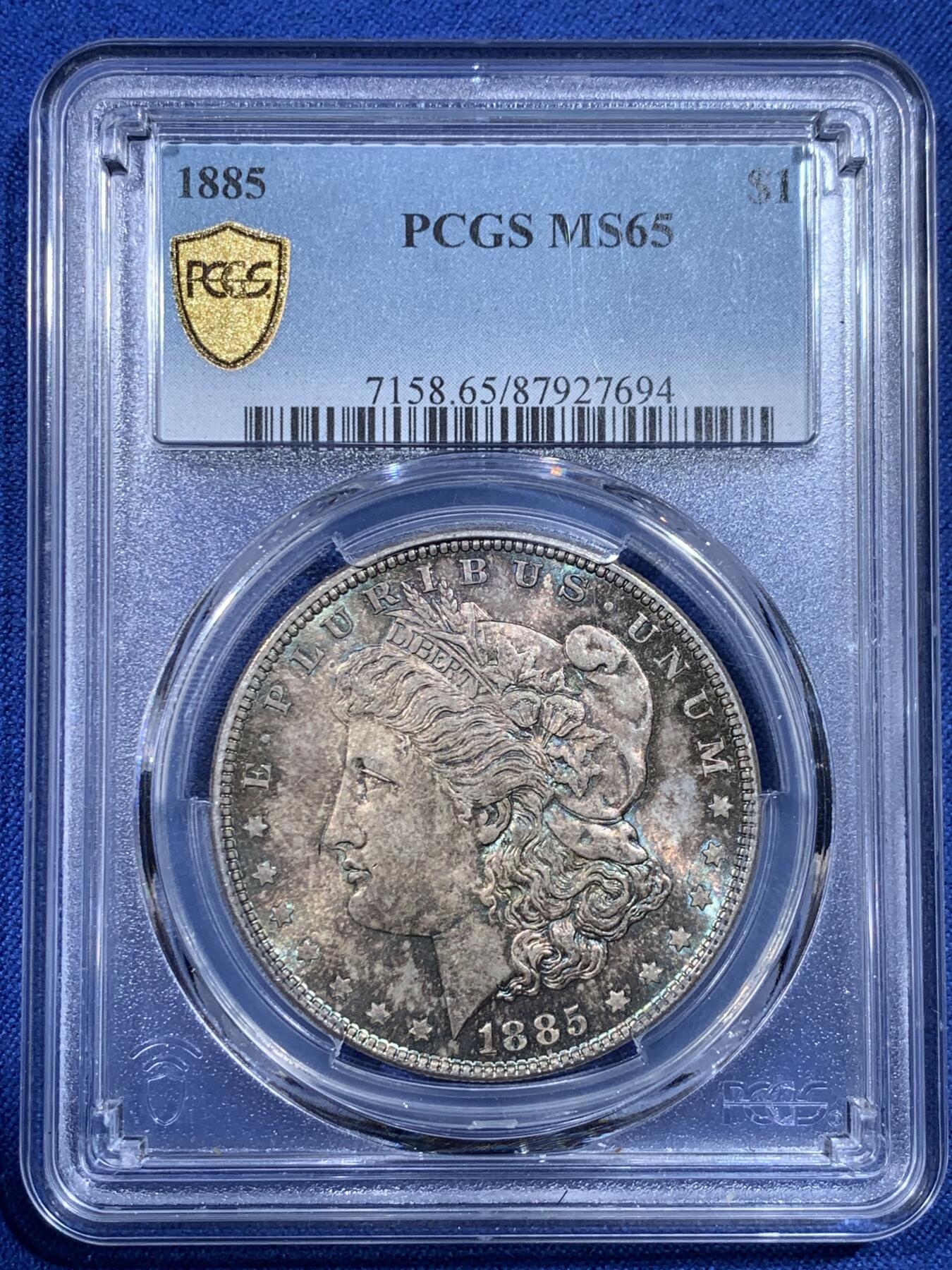 《竞宝斋》第433场 周日，周一 2场连拍 （全场包邮） PCGS MS65 美国1885年摩根银币P版，原汁原味双面五彩老包浆，包浆醇厚润泽又犀利，打制深峻，转光强烈细节优秀，状态一流。