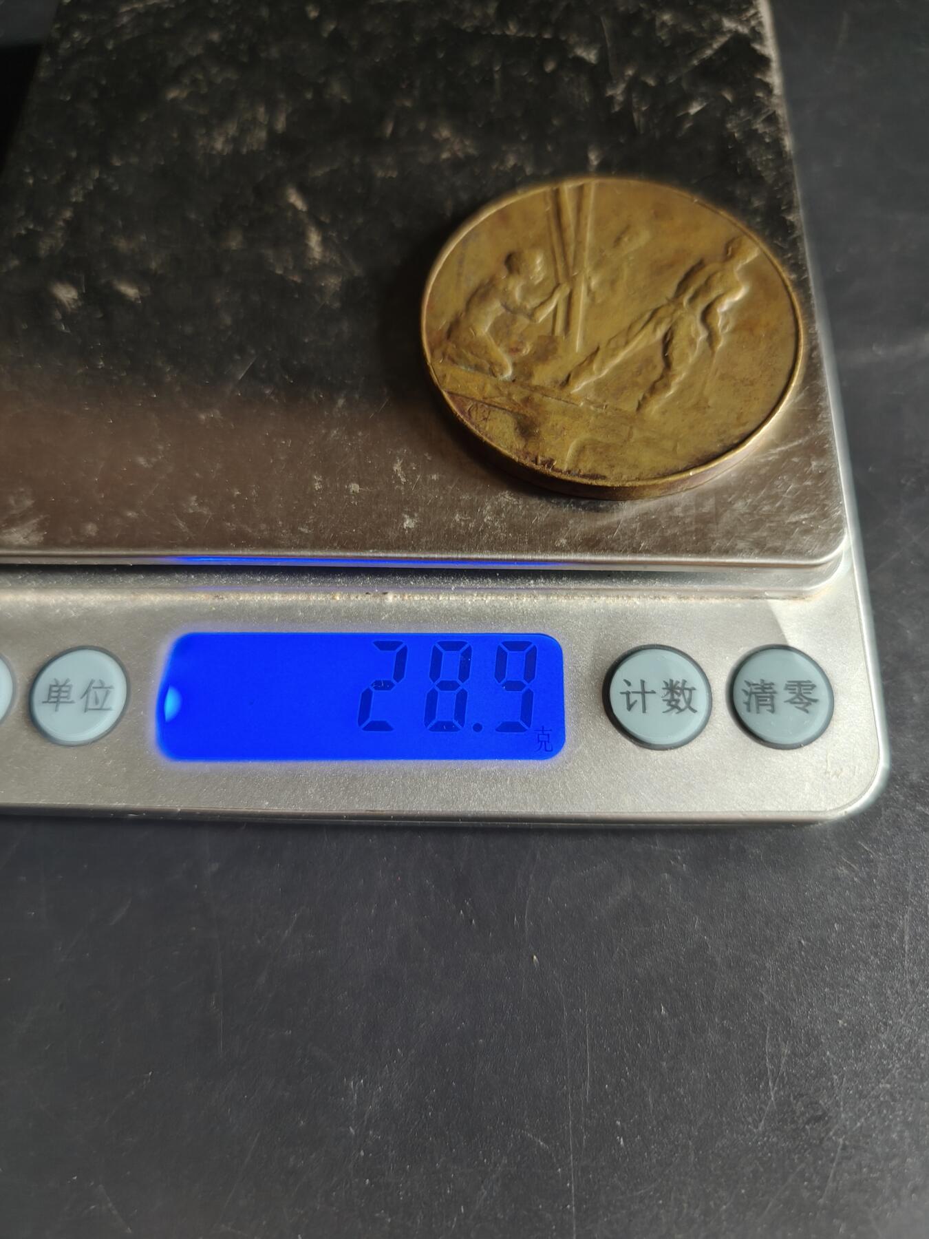 老王徽章第159期  法国埃菲尔铁塔大铜章     直径41mm.    重量28.9g