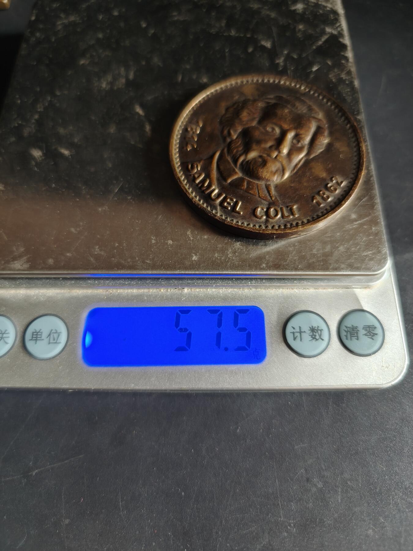 老王徽章第159期  美国发明家塞缪尔·柯尔特大铜章     直径46mm.    重量57.5g     柯尔特公司的创始人