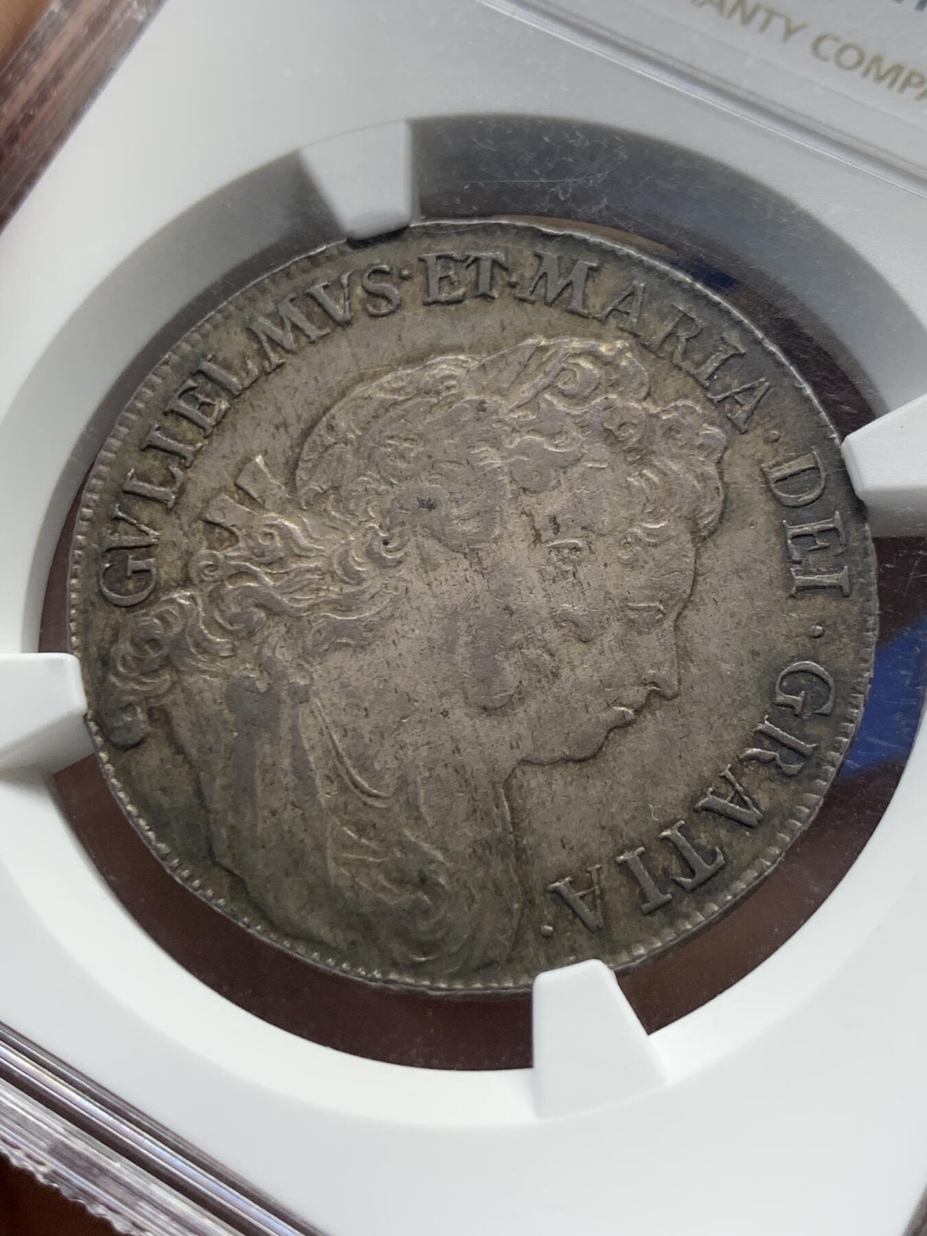 《竞宝斋》第433场 周日，周一 2场连拍 （全场包邮） NGC MS60 英国1693年威廉与玛丽半克朗银币 原味酱彩好状态 英系大神Cope旧藏,传承有序 ,观感超越分数的状态,稀有品种 玩英系不可或缺的一枚 去年九月ha同年版au50分价格1920美金
