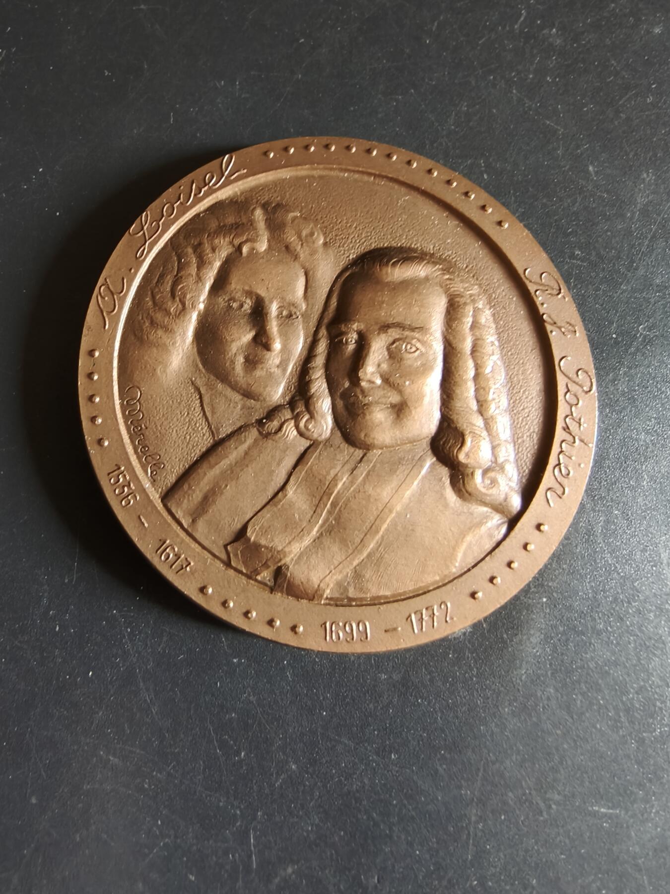 老王徽章第159期  法国公证人存款及储蓄银行大铜章     直径58mm.   重量122.2g
